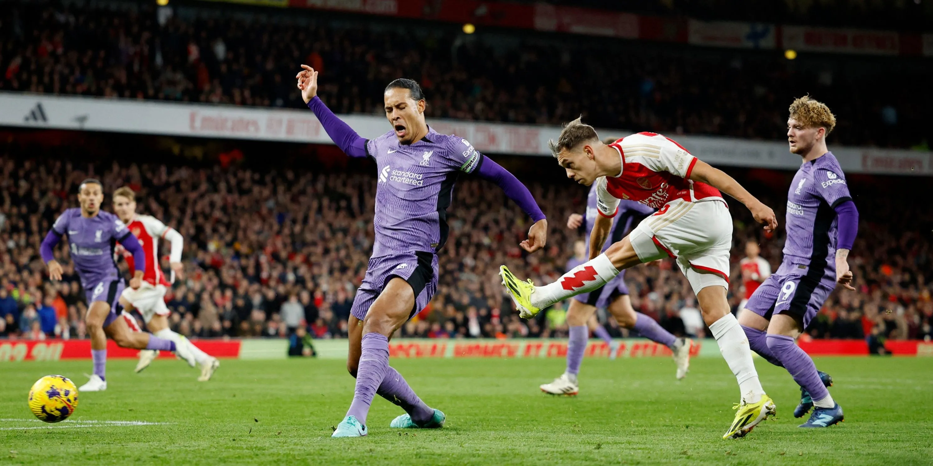 Cầu thủ Arsenal và Liverpool đối đầu trên sân