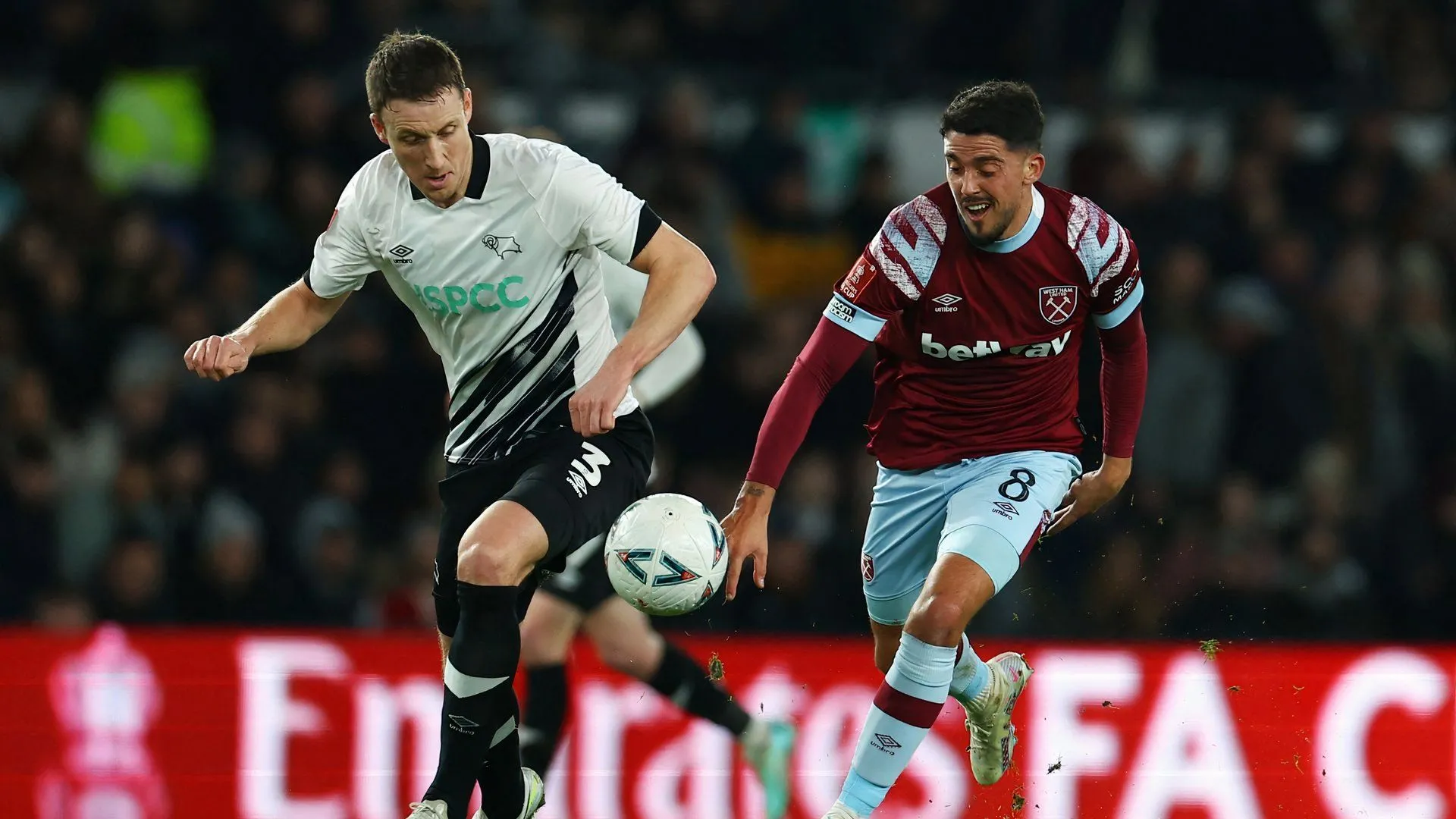 Craig Forsyth trong một pha tranh chấp quyết liệt cho Derby County, thể hiện kinh nghiệm và sự bền bỉ.