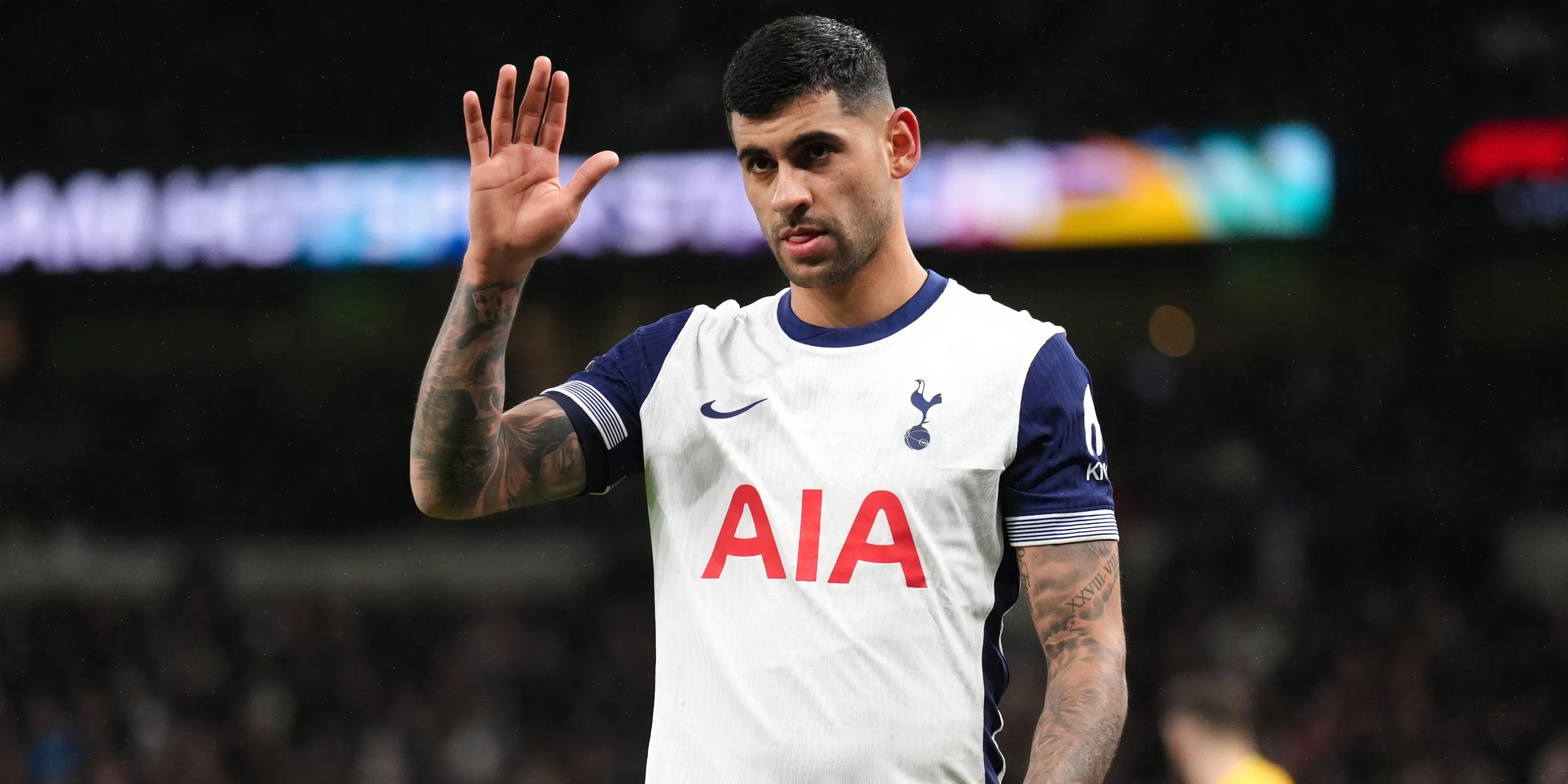 Cristian Romero thi đấu quyết liệt trong màu áo Tottenham Hotspur tại giải Ngoại hạng Anh