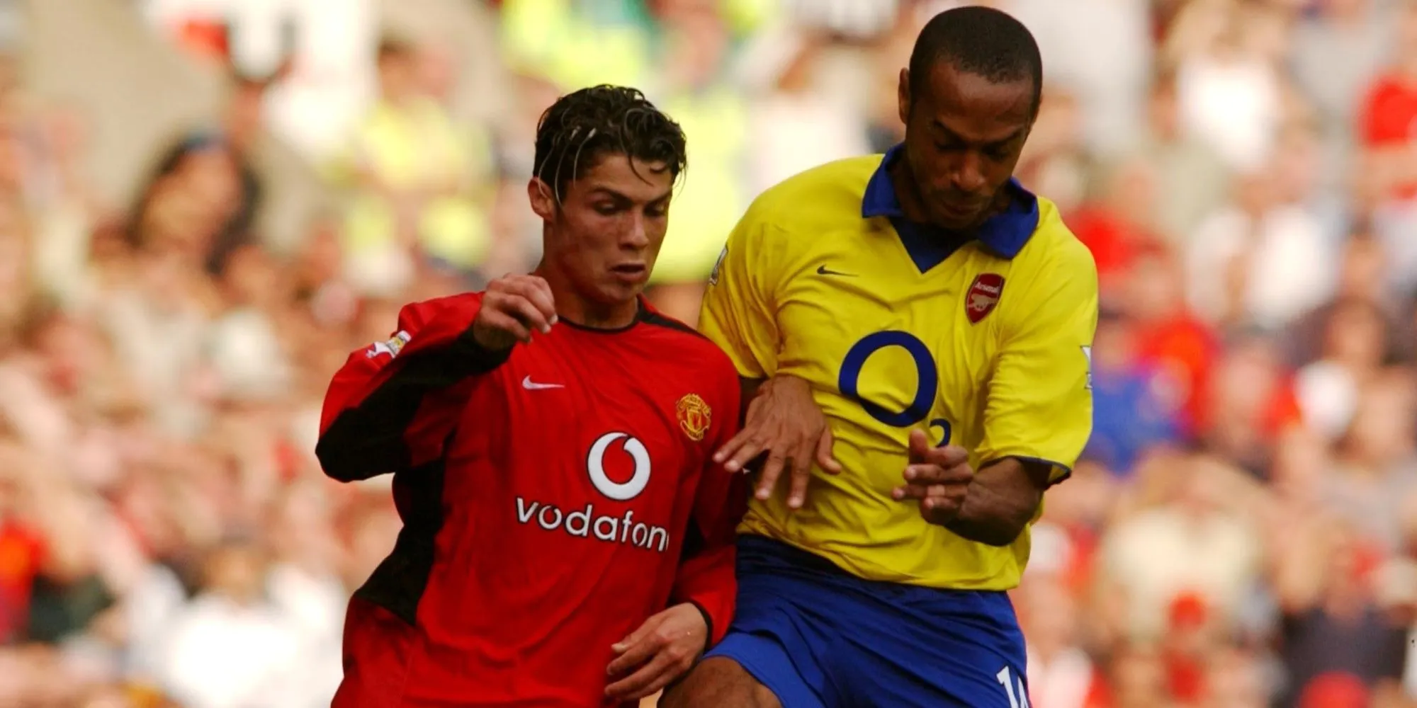 Cristiano Ronaldo của Manchester United đối đầu với Thierry Henry của Arsenal