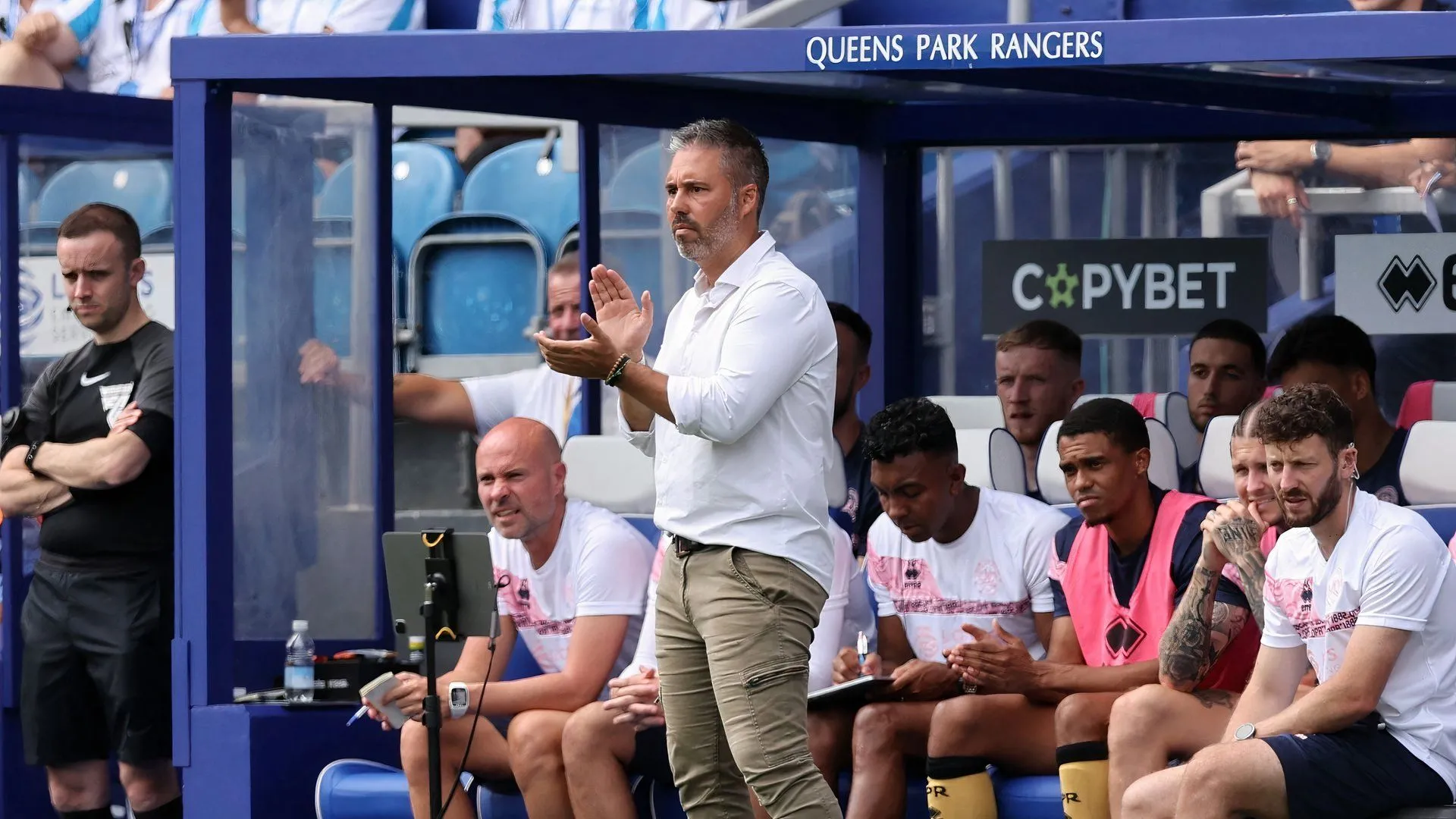 Cựu HLV QPR Marti Cifuentes tại sân Loftus Road trước khi rời câu lạc bộ.