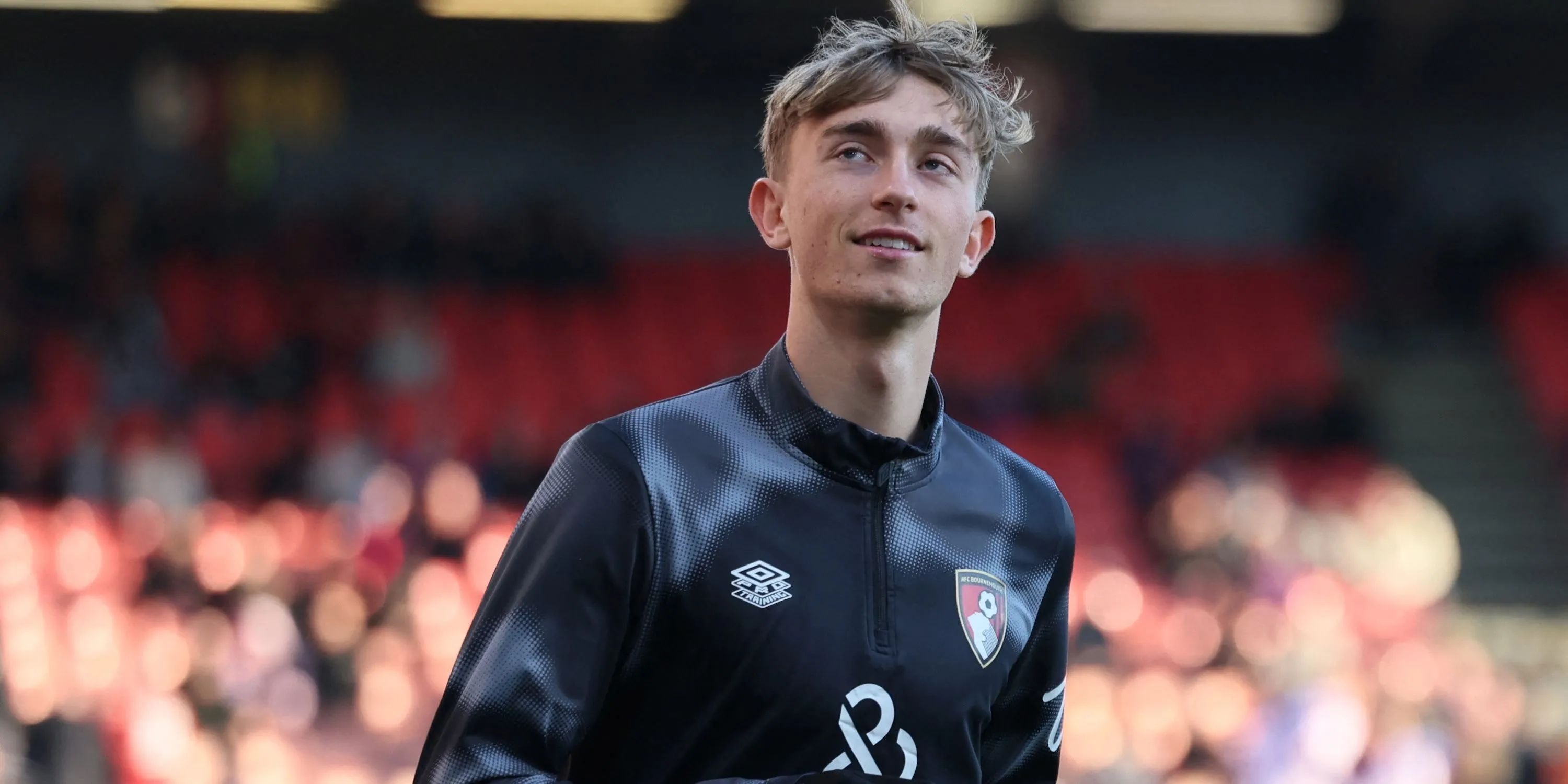Dean Huijsen trong màu áo AFC Bournemouth thể hiện sự tập trung và kỹ năng chơi bóng