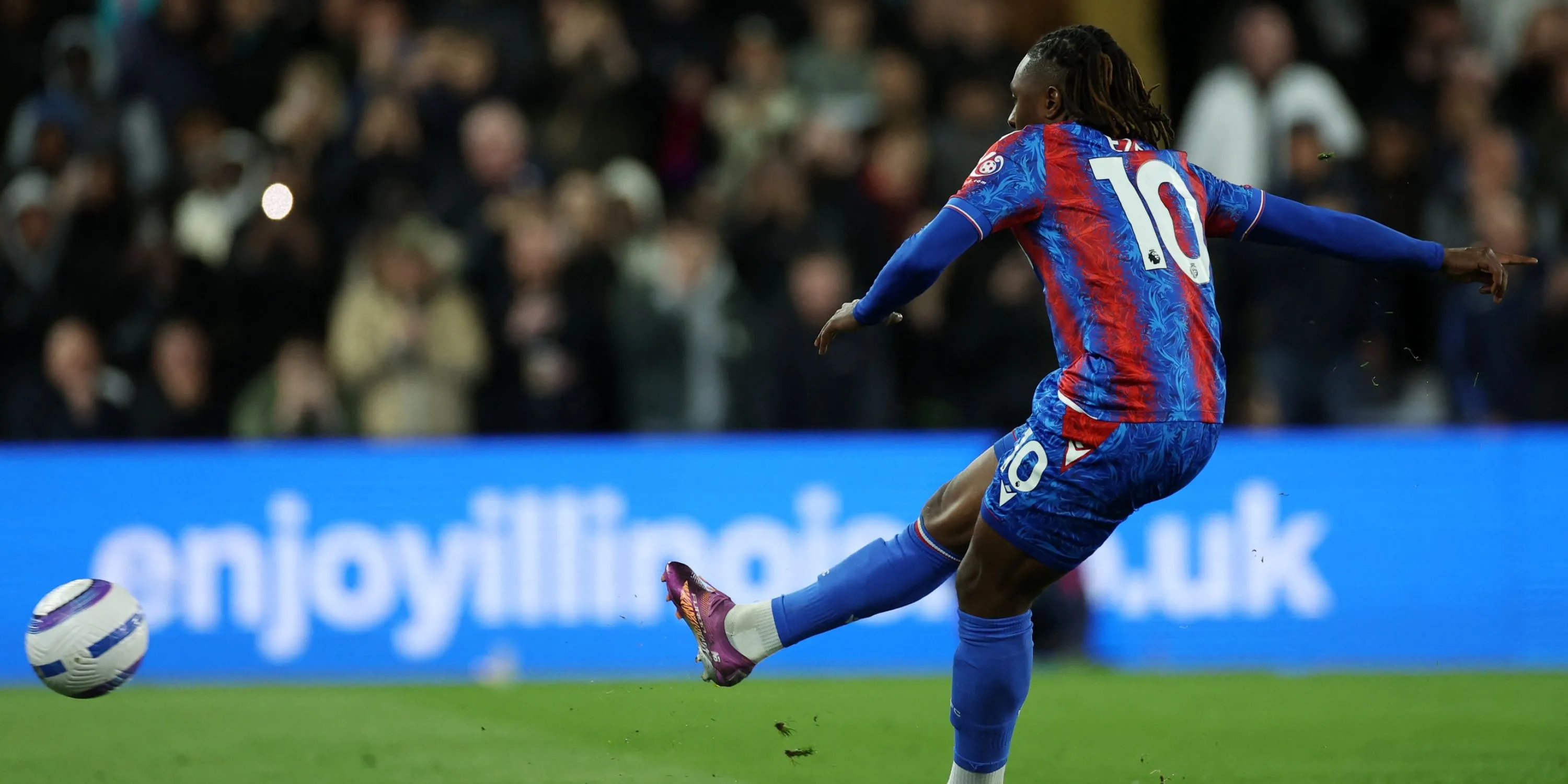Eberechi Eze thực hiện quả phạt đền gây tranh cãi cho Crystal Palace trong trận đấu với Nottingham Forest
