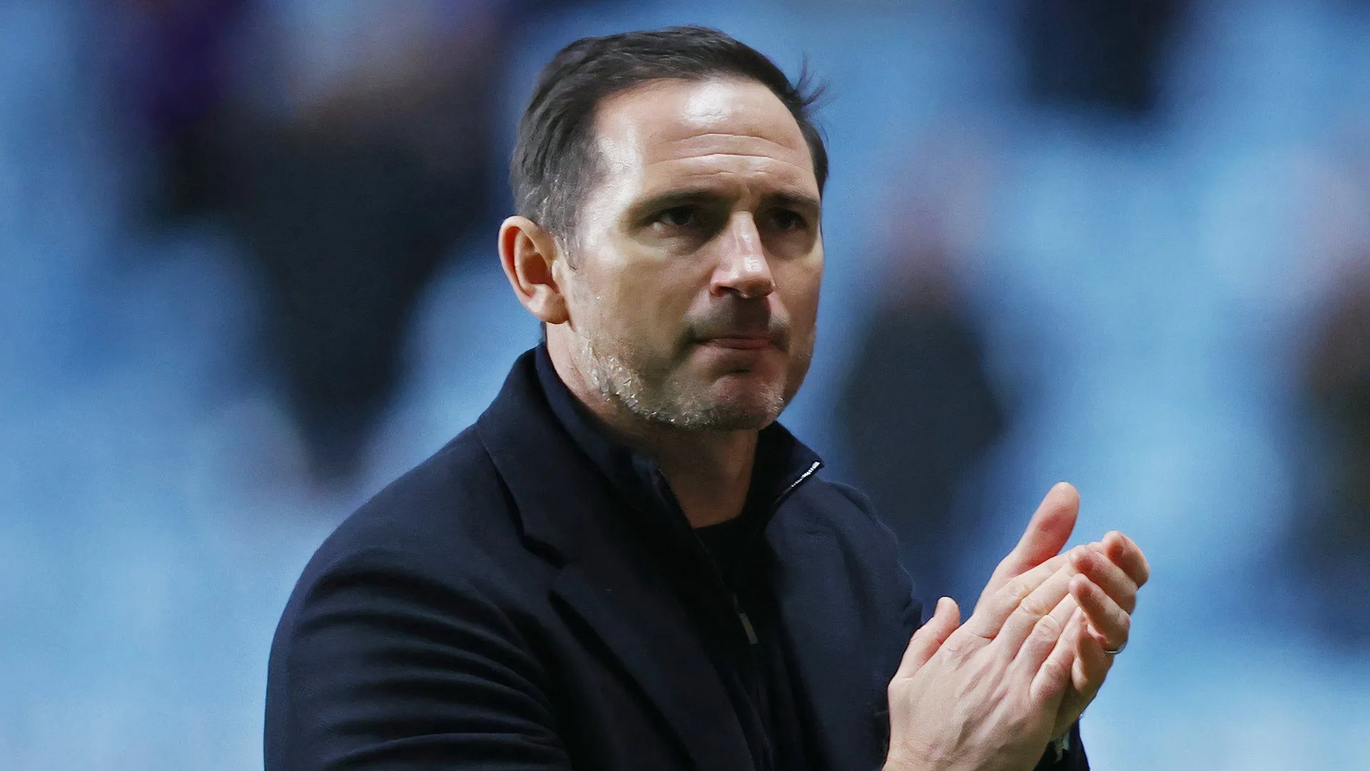 Frank Lampard, HLV Coventry City, chỉ đạo chiến thuật bên đường biên trong một trận đấu quan trọng.