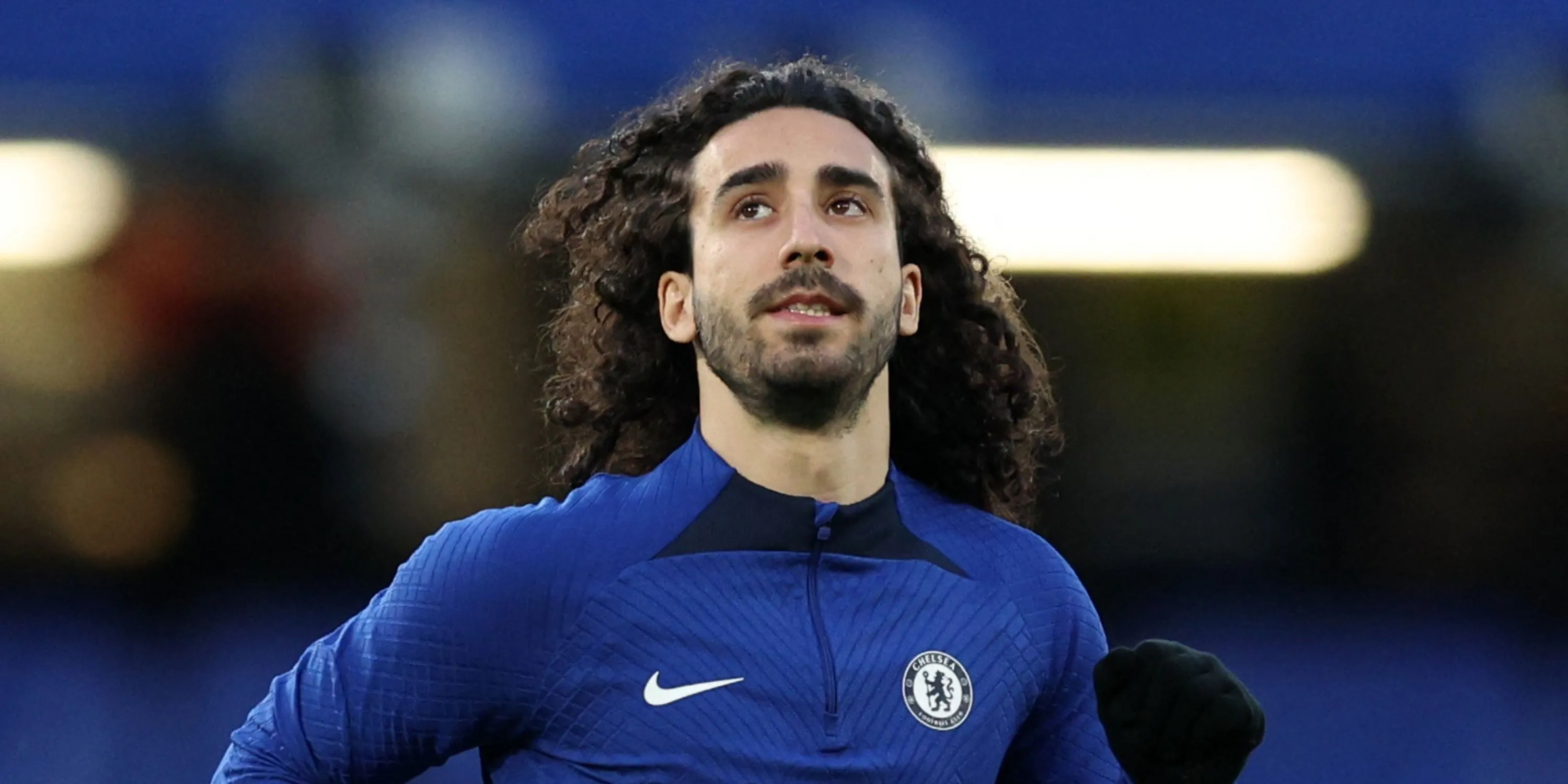 Hậu vệ Chelsea Marc Cucurella trên sân cỏ