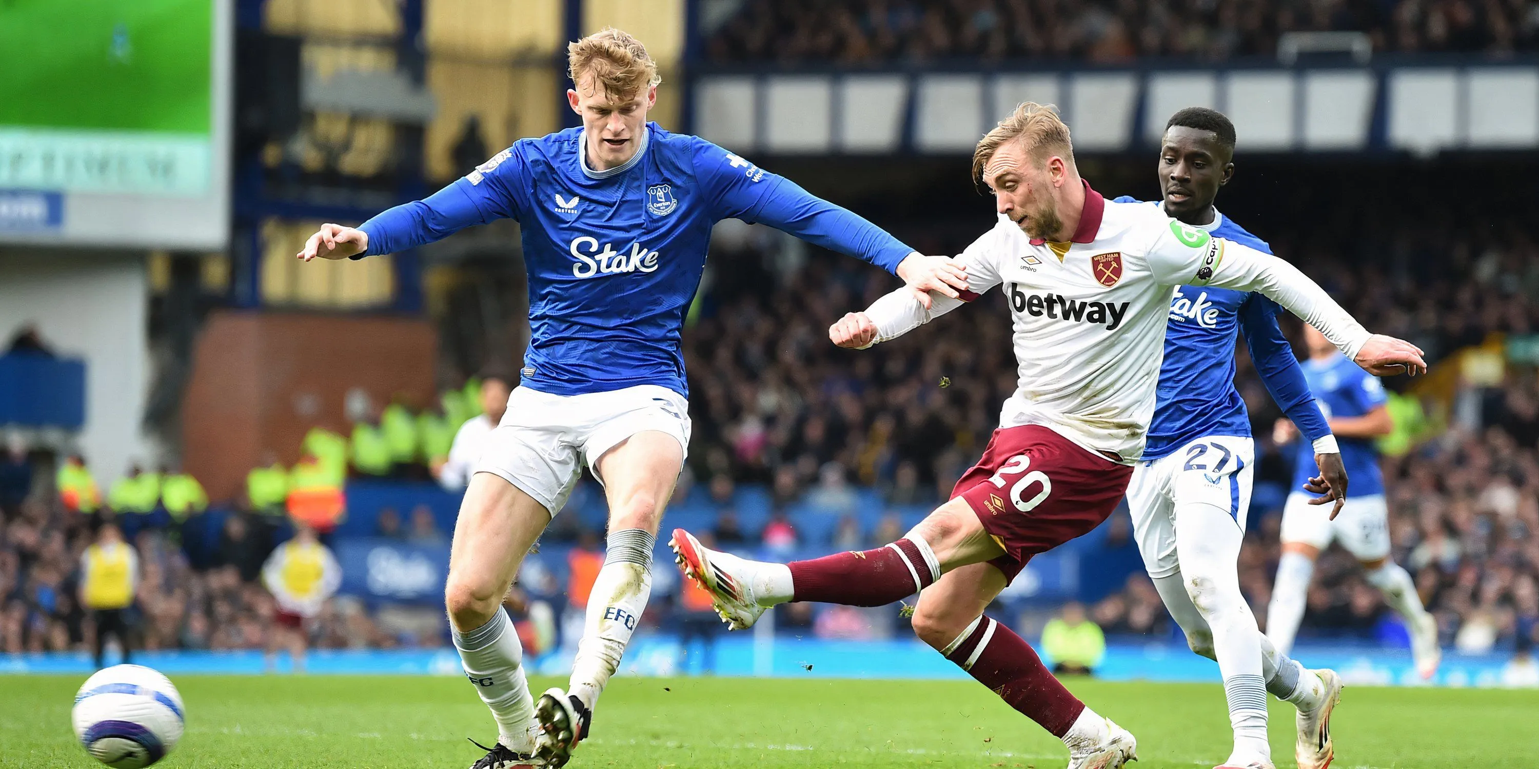 Hậu vệ Everton Jarrad Branthwaite trong một trận đấu Premier League
