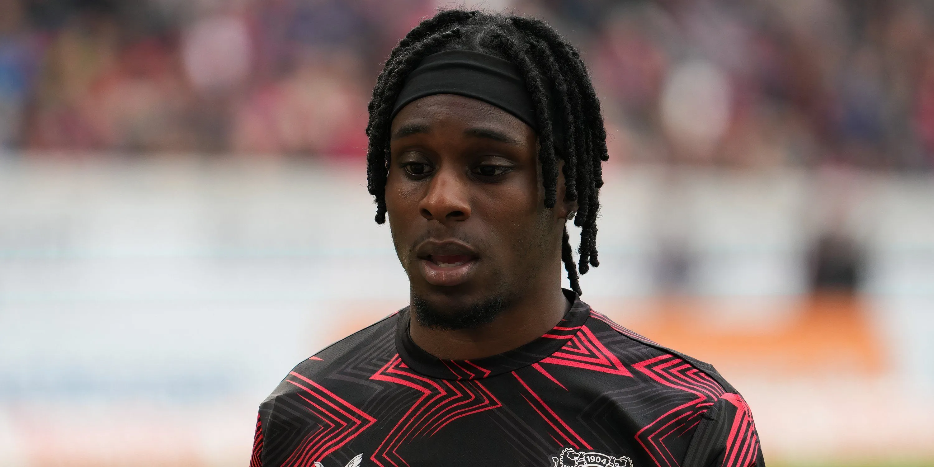 Hậu vệ Jeremie Frimpong trong buổi khởi động trước trận đấu cùng Bayer Leverkusen