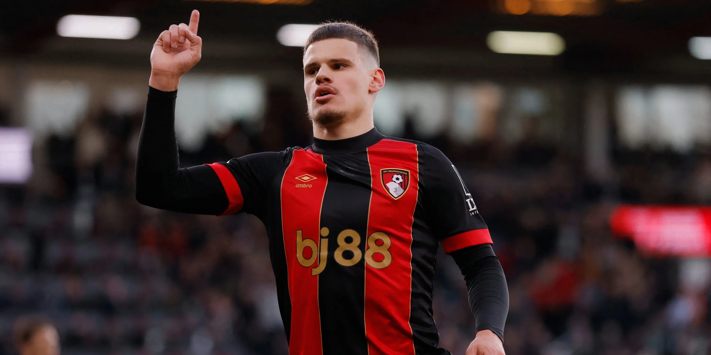 Hậu vệ Milos Kerkez thi đấu năng nổ cho Bournemouth