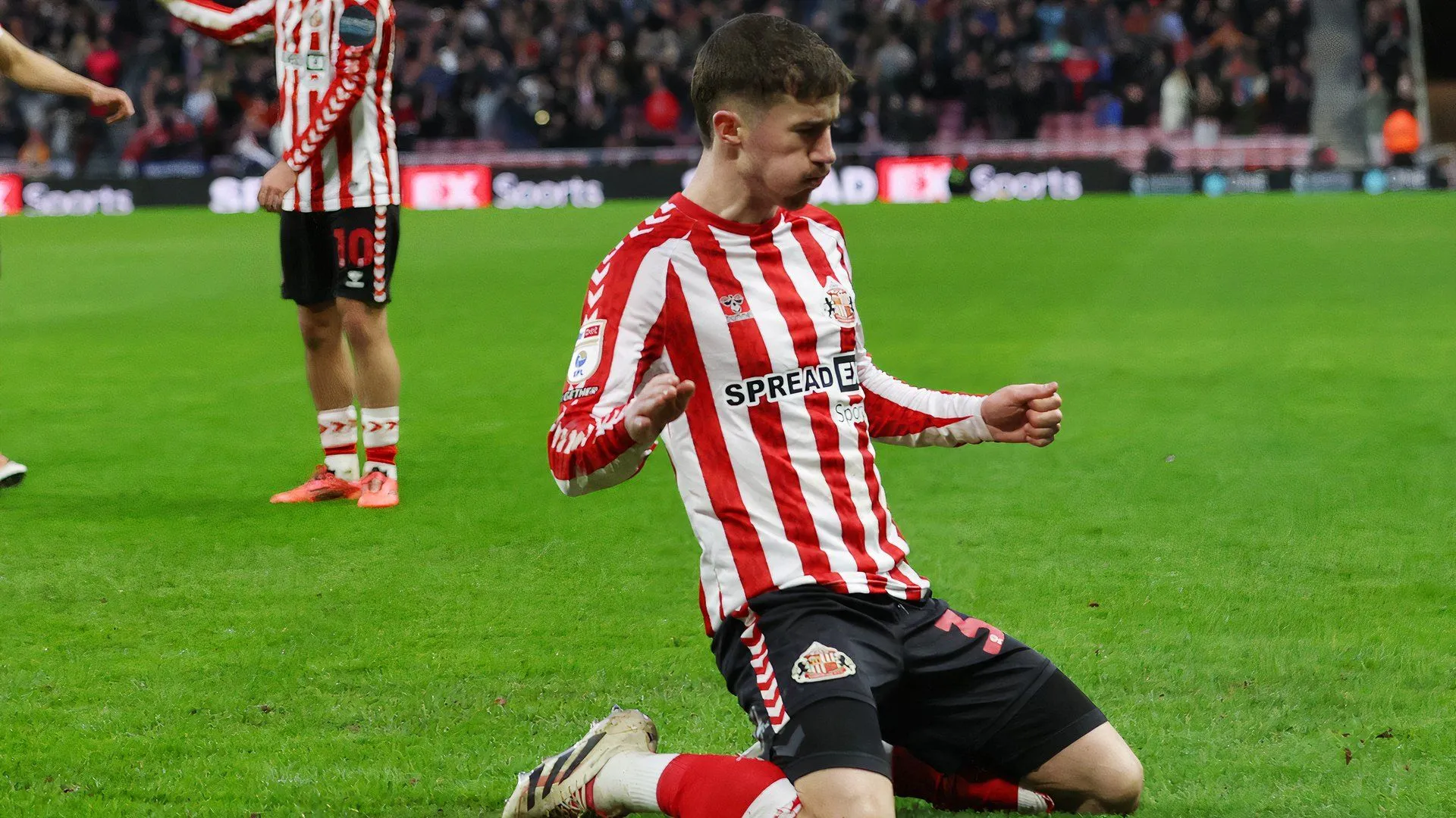 Hậu vệ Trai Hume của Sunderland thi đấu trên sân cỏ
