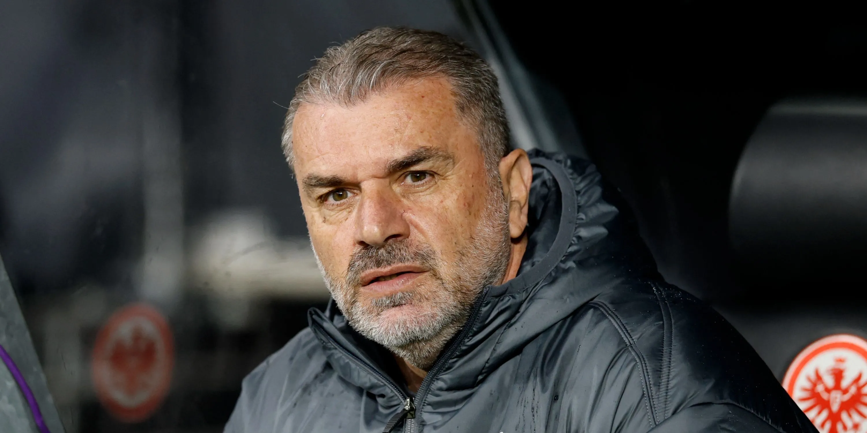 HLV Ange Postecoglou ăn mừng cùng các cầu thủ Tottenham sau chiến thắng tại Europa League