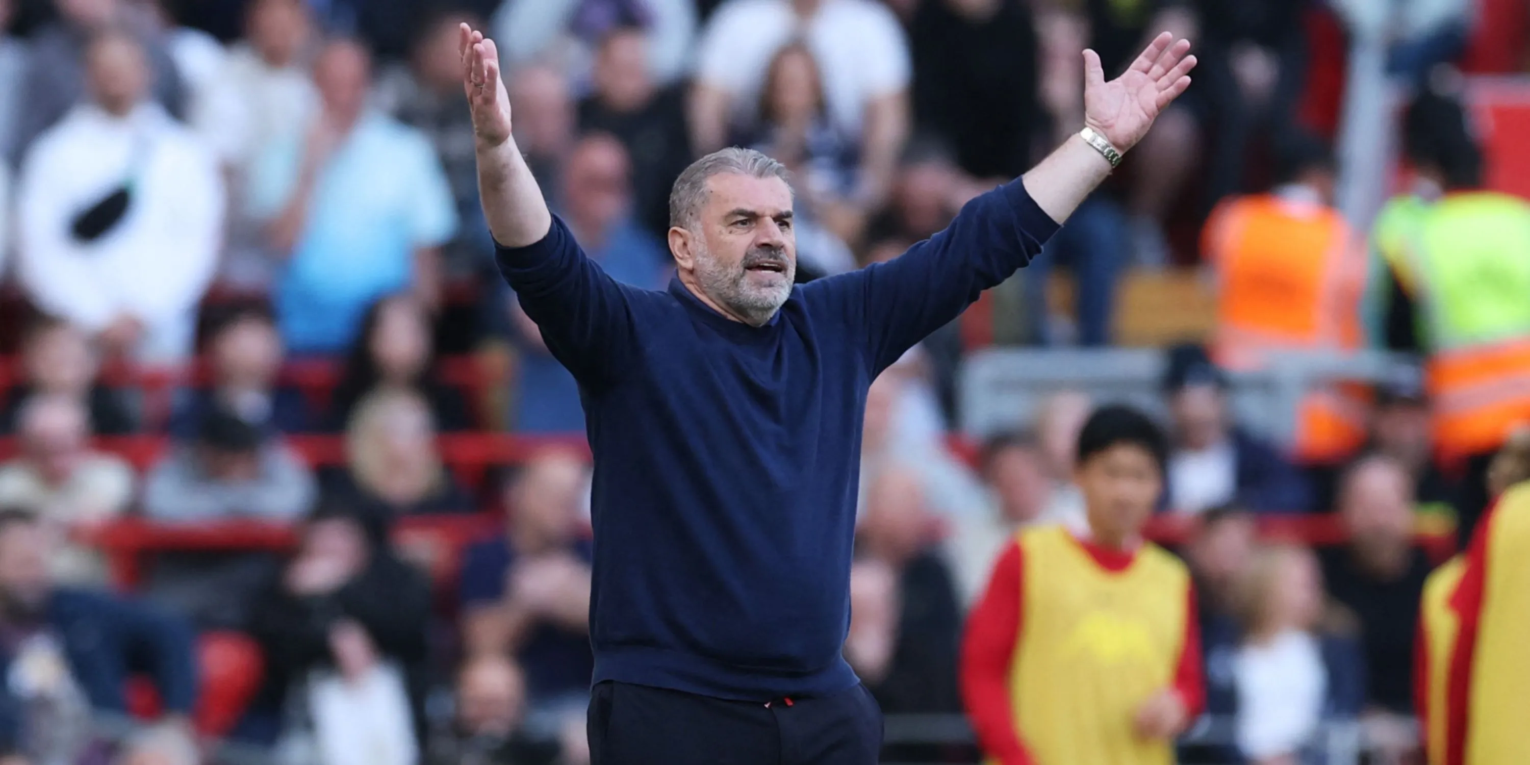 HLV Ange Postecoglou chỉ đạo bên đường biên, tương lai tại Tottenham còn bỏ ngỏ