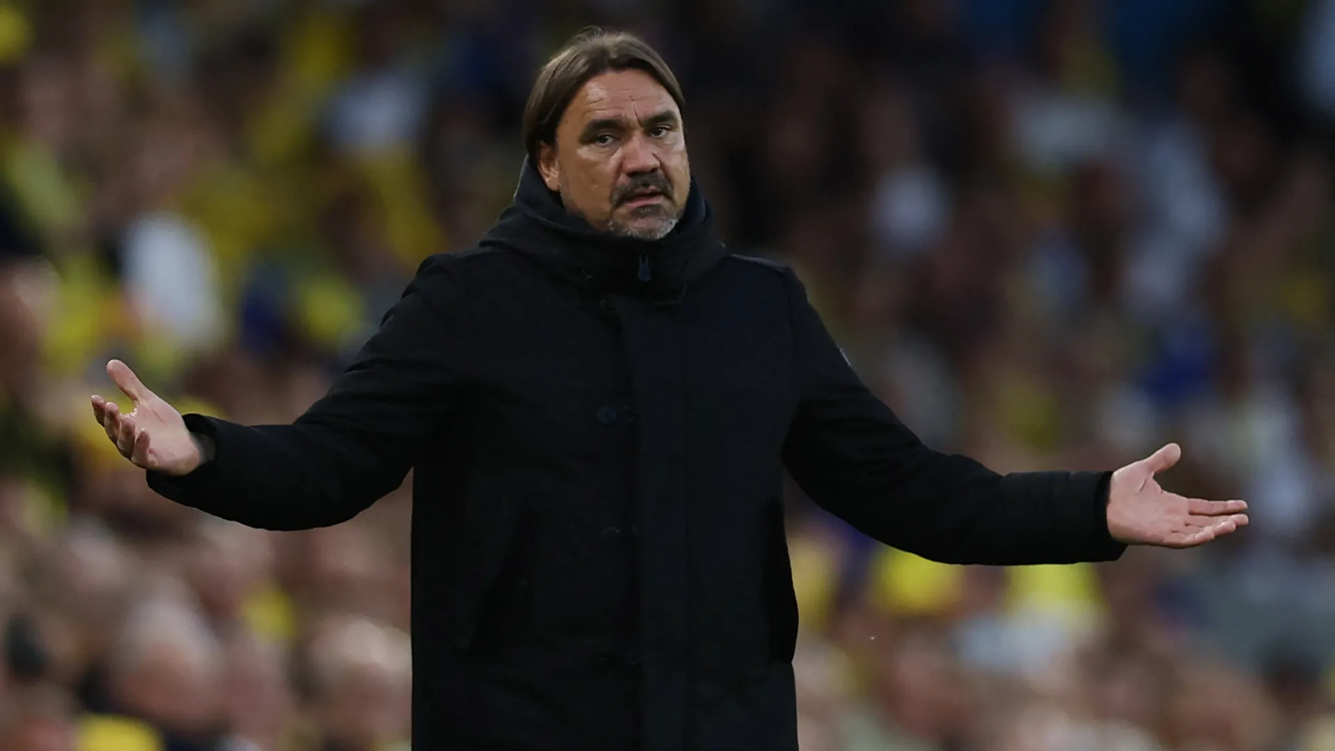 HLV Daniel Farke của Leeds United ăn mừng sau một chiến thắng quan trọng