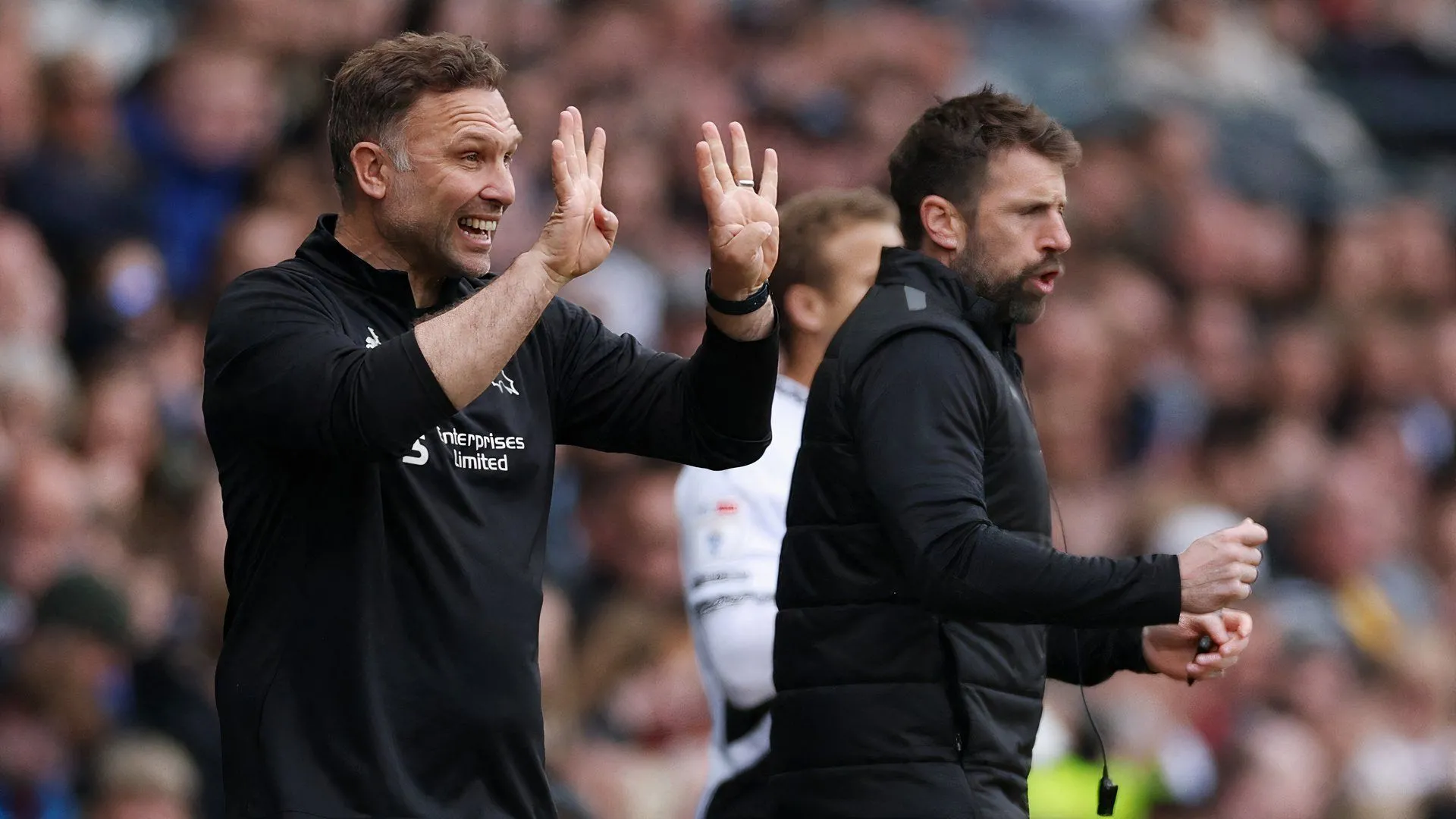 HLV John Eustace theo dõi buổi tập của Derby County, cân nhắc tương lai Craig Forsyth.