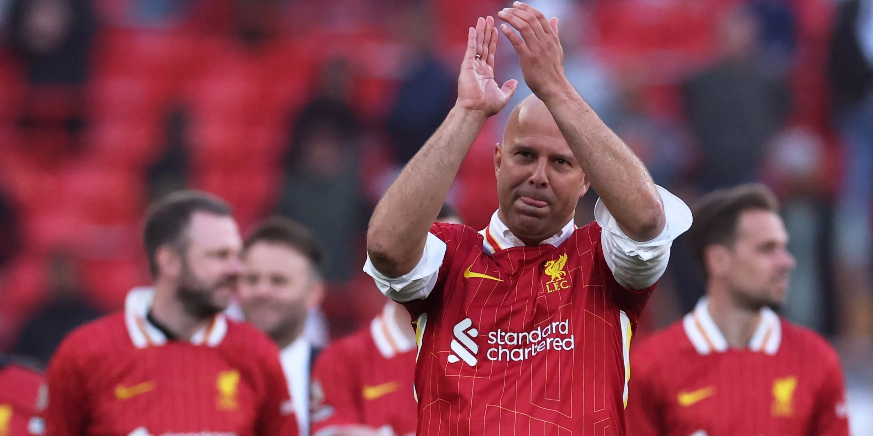 HLV Liverpool Arne Slot ăn mừng sau khi vô địch Ngoại hạng Anh