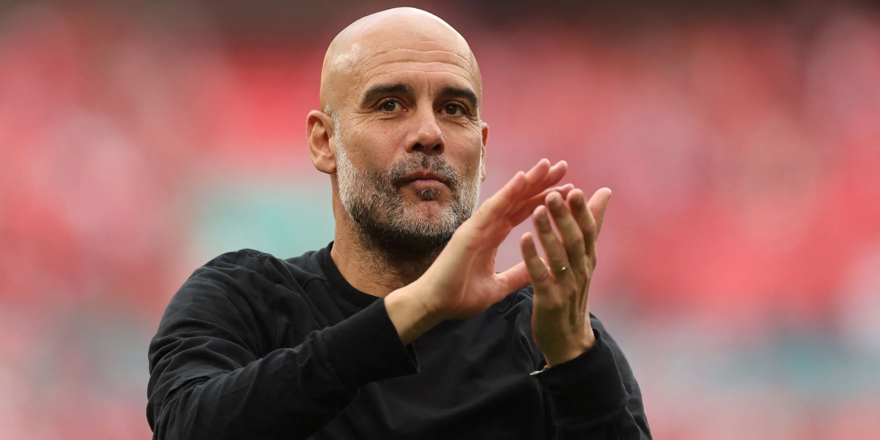 HLV Pep Guardiola của Manchester City vỗ tay tri ân người hâm mộ sau trận đấu