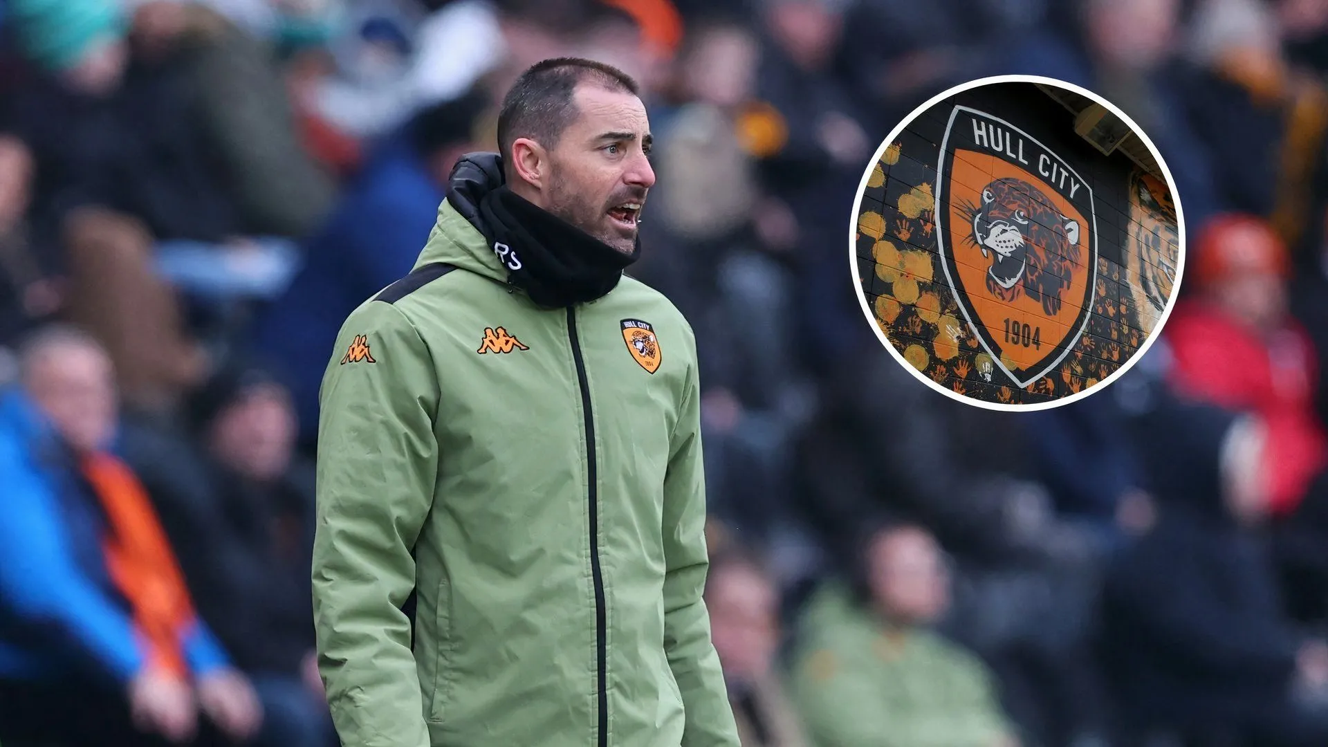 HLV Ruben Selles của Hull City đang chỉ đạo chiến thuật bên đường biên