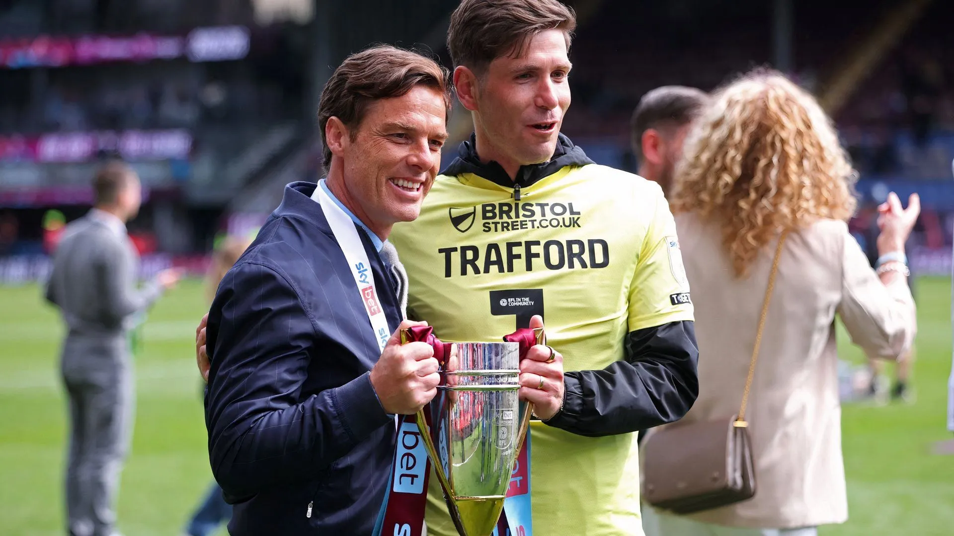 HLV Scott Parker của Burnley thảo luận về tương lai của Josh Brownhill