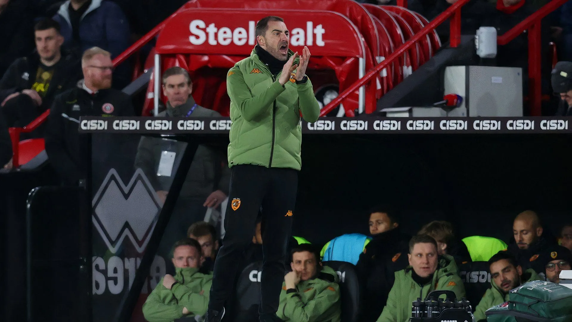 Huấn luyện viên Ruben Selles của Hull City trong một trận đấu quan trọng tại giải Hạng Nhất