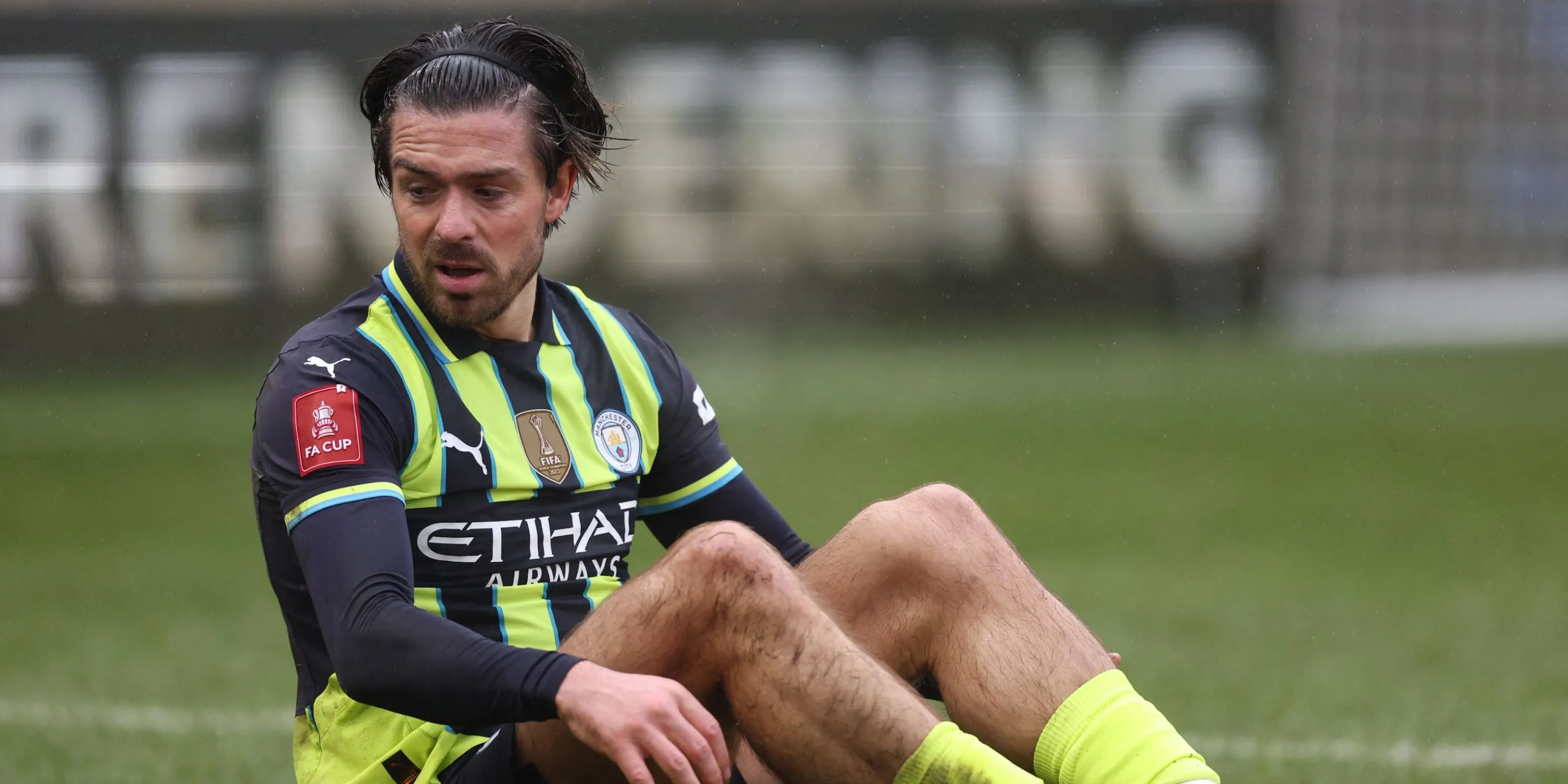 Jack Grealish thể hiện sự thất vọng trên sân cỏ