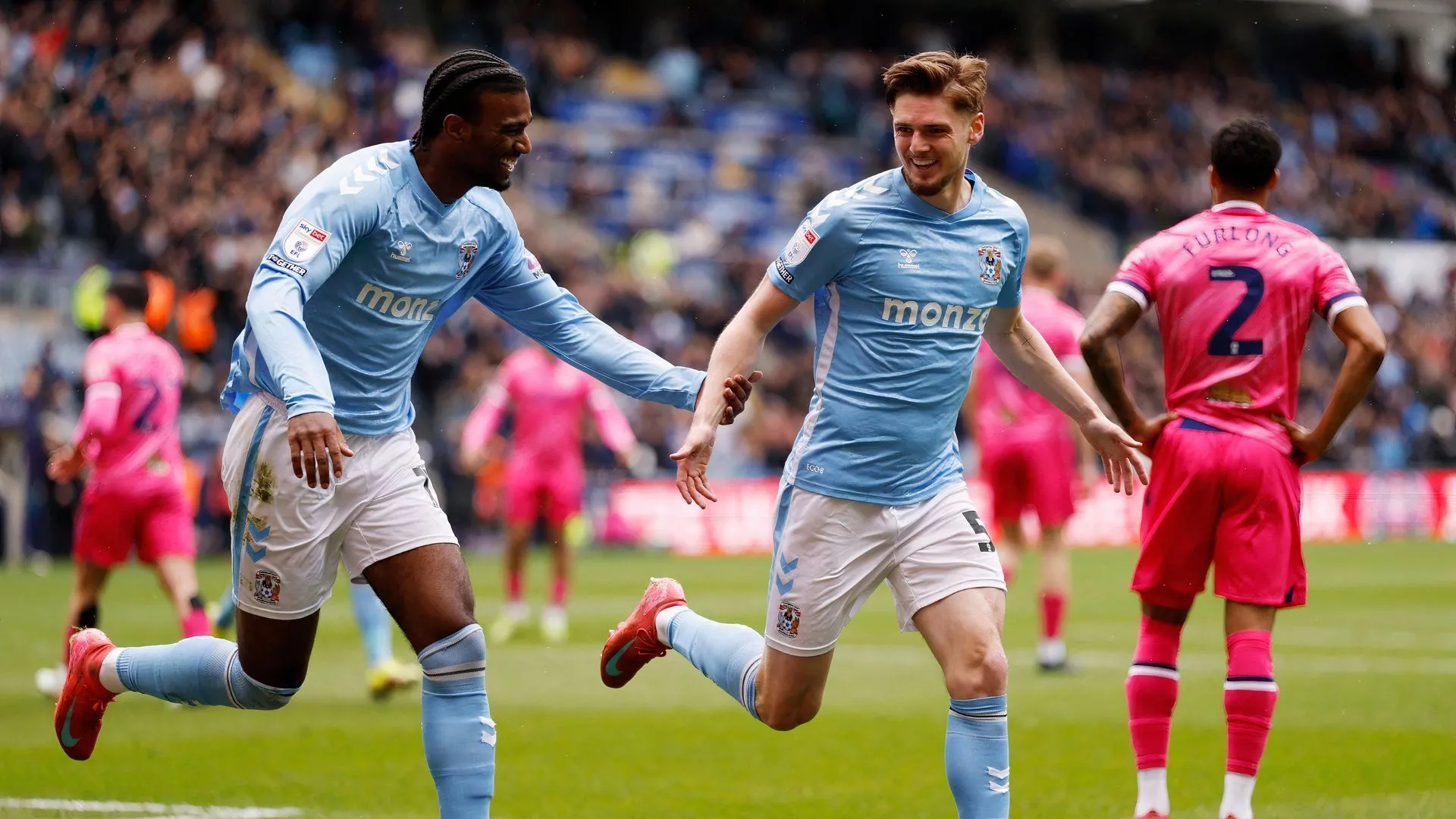 Jack Rudoni của Coventry City ăn mừng bàn thắng vào lưới West Brom, thể hiện phong độ ấn tượng.