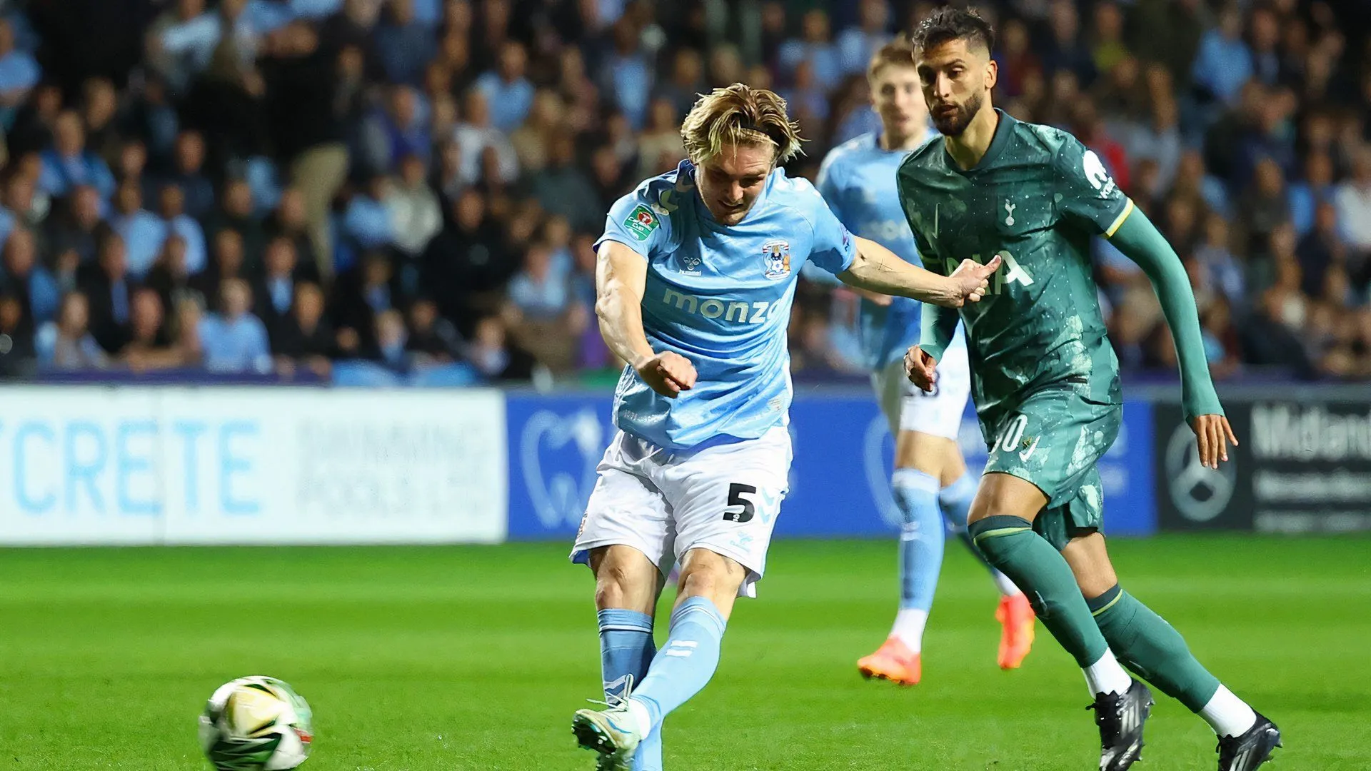 Jack Rudoni trong màu áo Coventry City rê bóng qua cầu thủ đối phương trong một trận đấu.