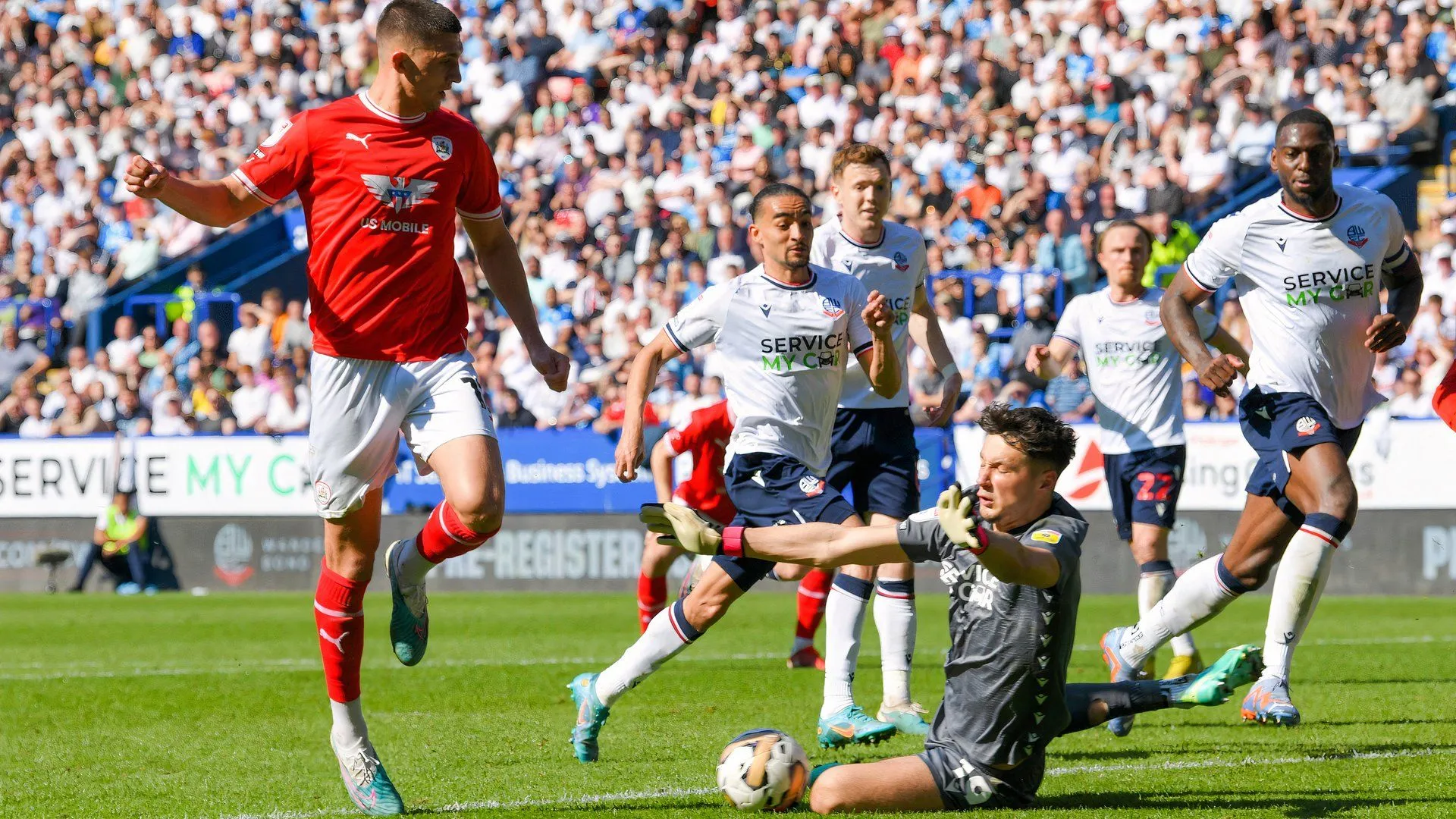 James Trafford, thủ môn Bolton Wanderers, trong một trận đấu tại EFL League One