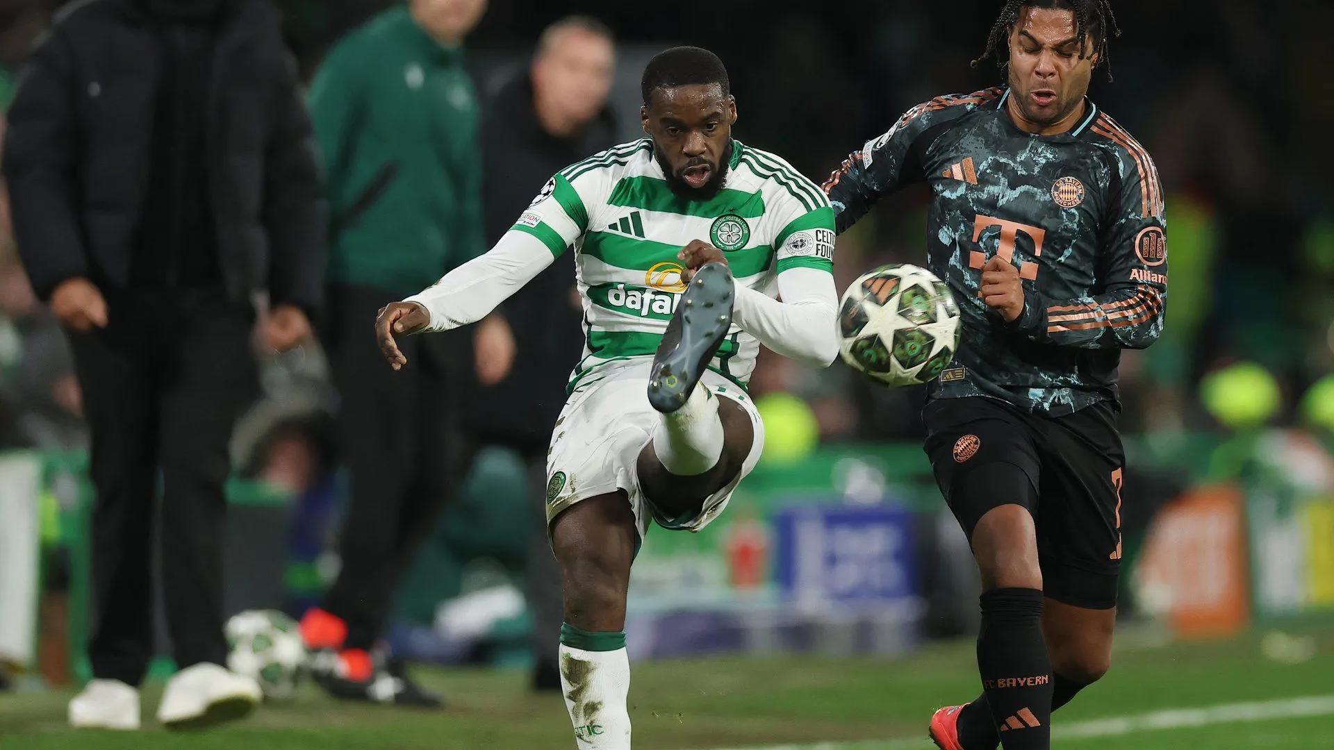 Jeffrey Schlupp trong màu áo Celtic thi đấu tại giải Scotland mùa 2024/25