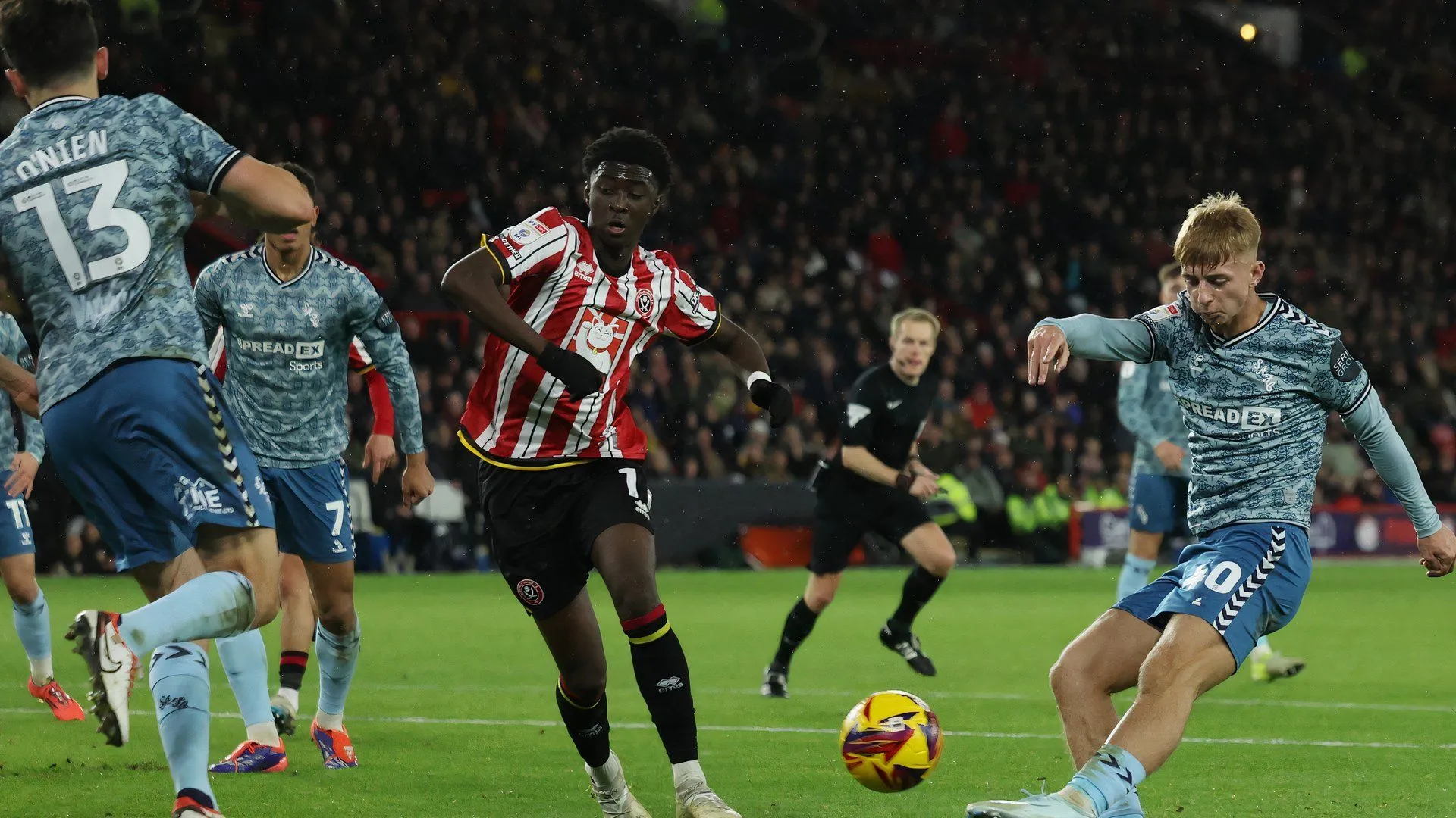 Jesurun Rak-Sakyi (phải) của Sheffield United tranh chấp bóng với Tom Watson của Sunderland trong một trận đấu tại Championship.