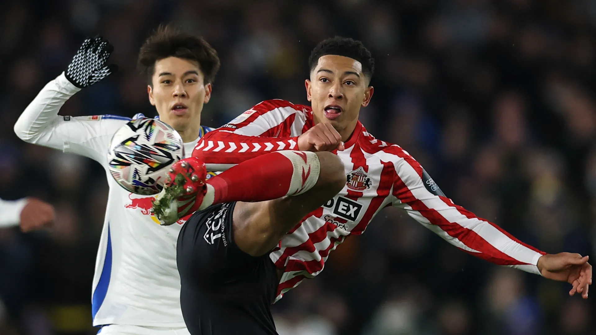 Jobe Bellingham thi đấu cho Sunderland trong trận gặp Leeds United