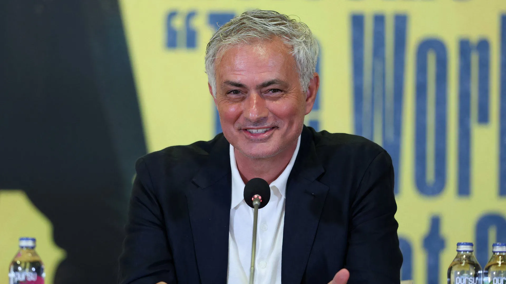 Jose Mourinho đang lắng nghe trong một buổi họp báo