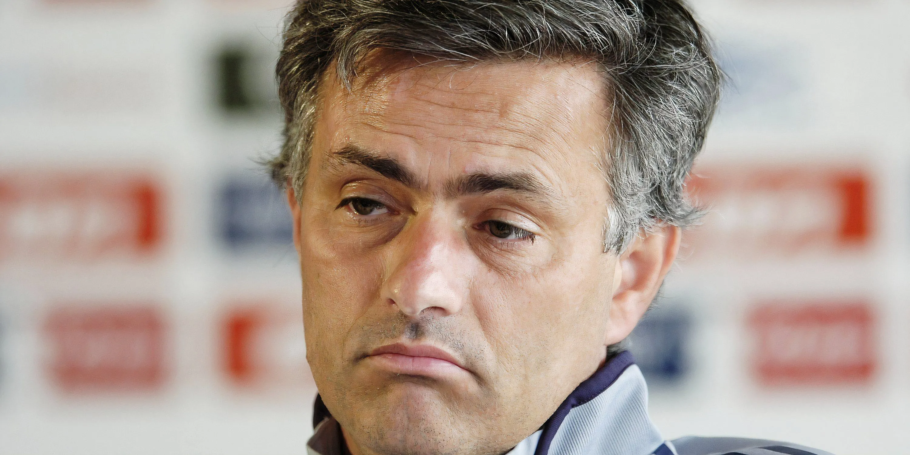 Jose Mourinho trong buổi họp báo khi còn dẫn dắt Chelsea