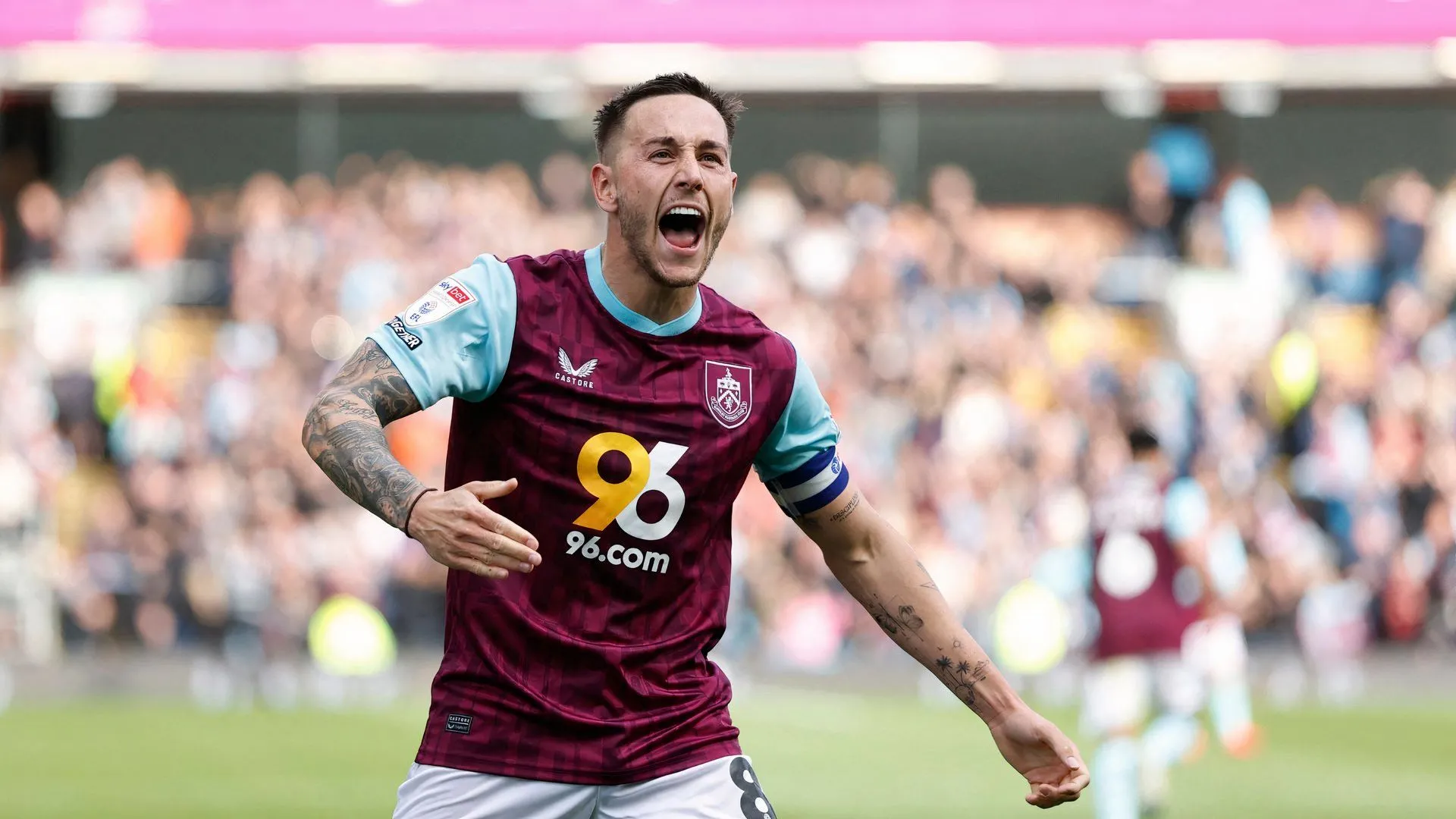 Josh Brownhill ăn mừng bàn thắng trong màu áo Burnley mùa giải thăng hạng
