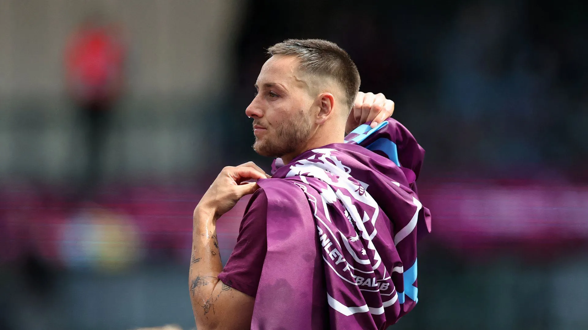 Josh Brownhill ăn mừng cùng Burnley sau khi giành quyền trở lại Premier League