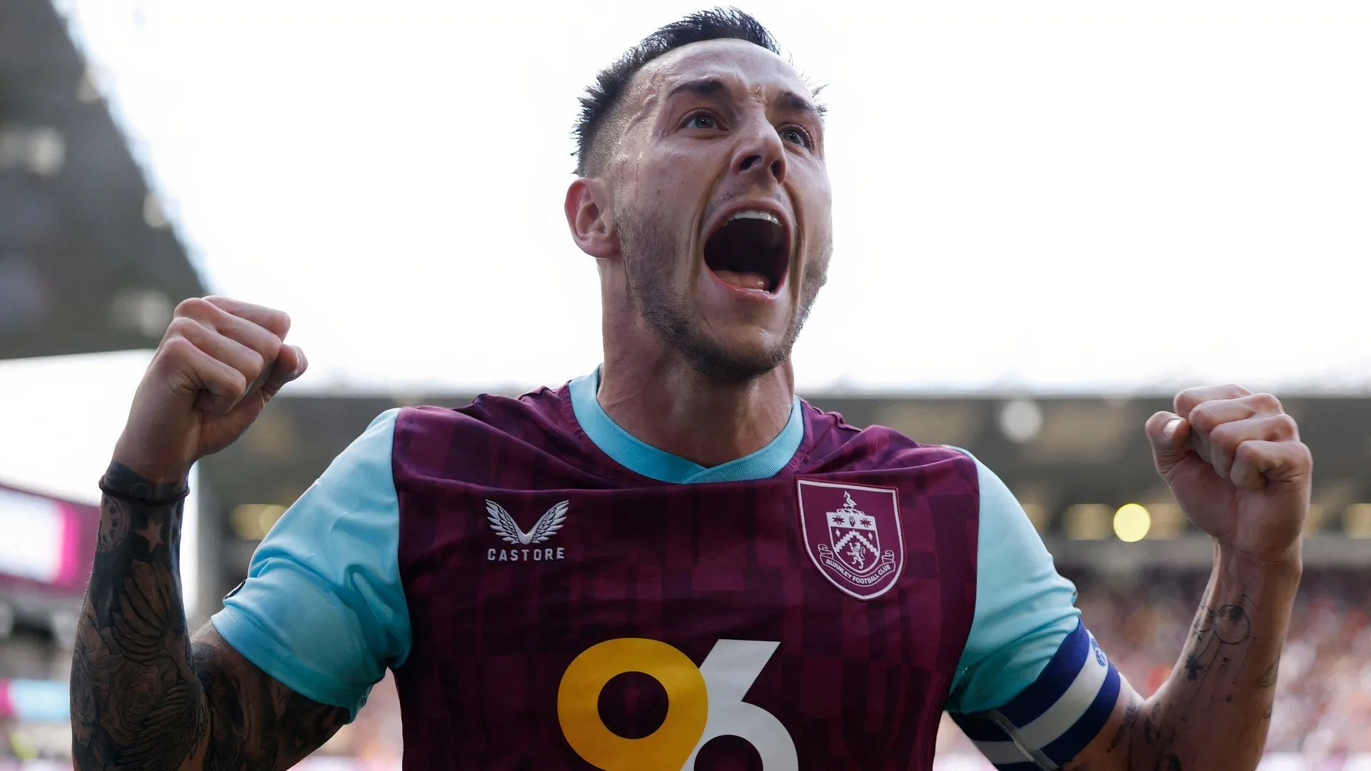 Josh Brownhill ghi bàn cho Burnley trong một trận đấu mùa giải thăng hạng