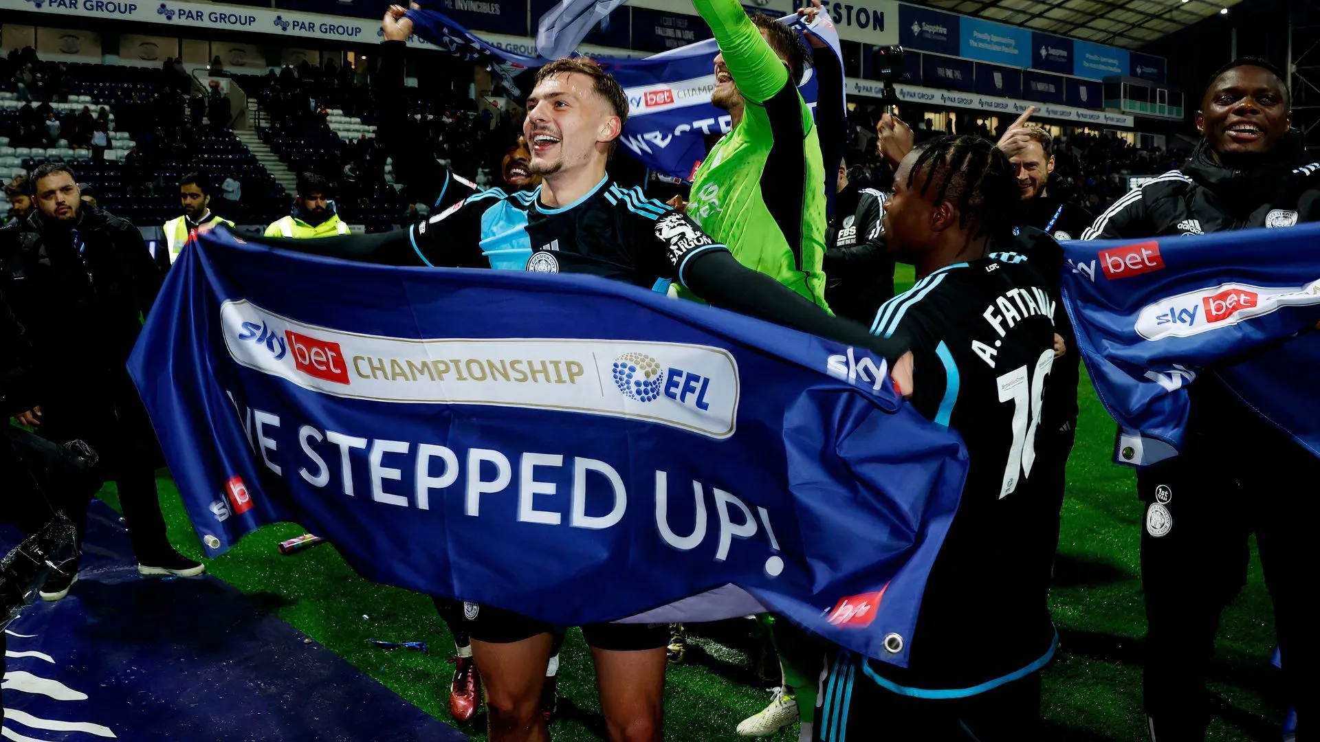 Kiernan Dewsbury-Hall ăn mừng cùng Leicester City sau khi giành quyền thăng hạng Premier League