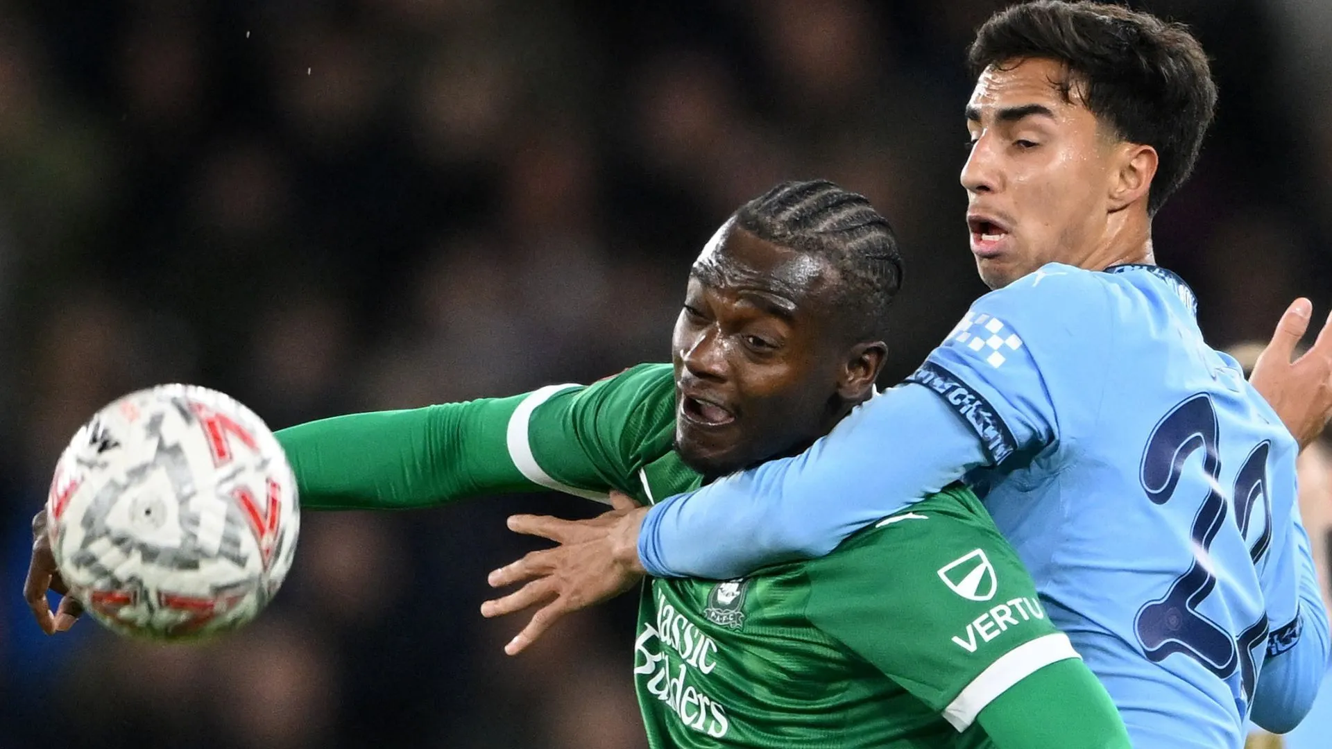 Mustapha Bundu ăn mừng bàn thắng trong màu áo Plymouth Argyle