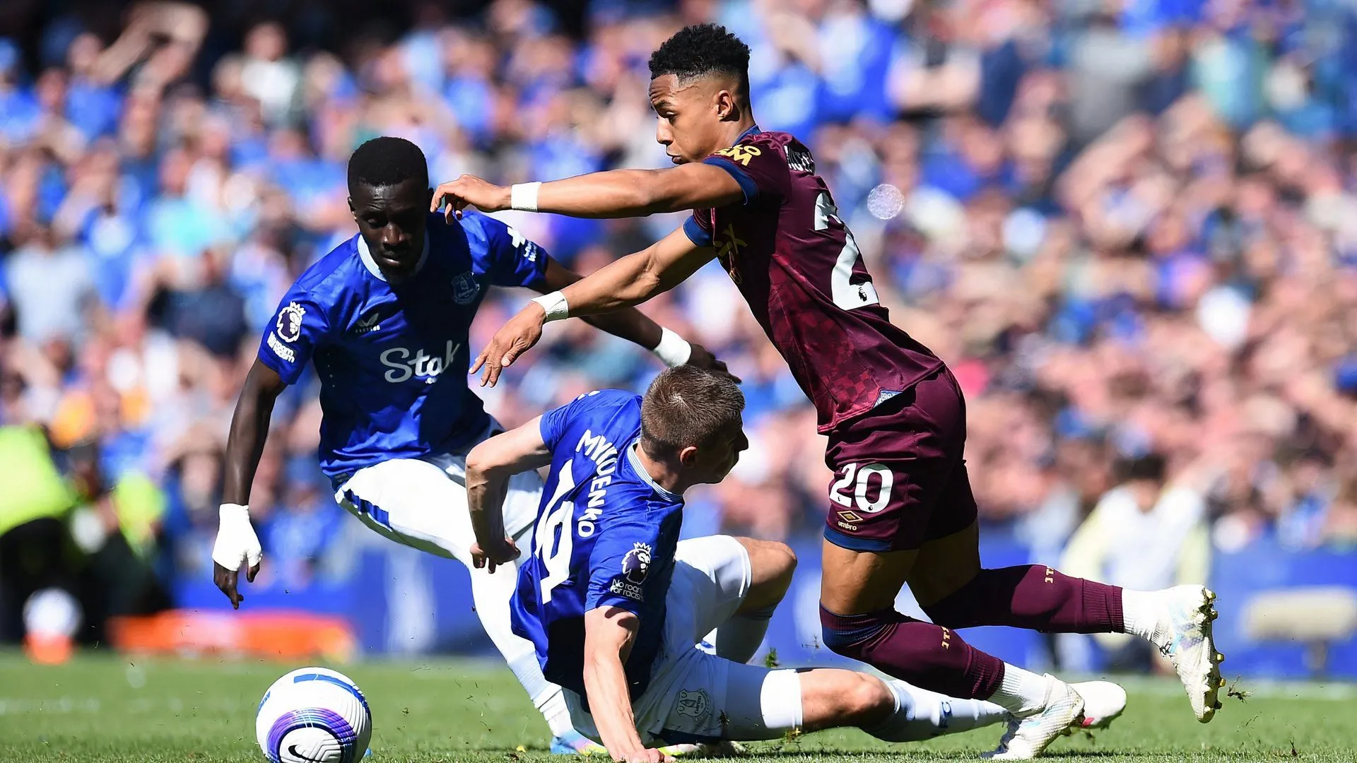 Omari Hutchinson cầu thủ Ipswich Town trong trận đấu tại Premier League, chủ đề chuyển nhượng
