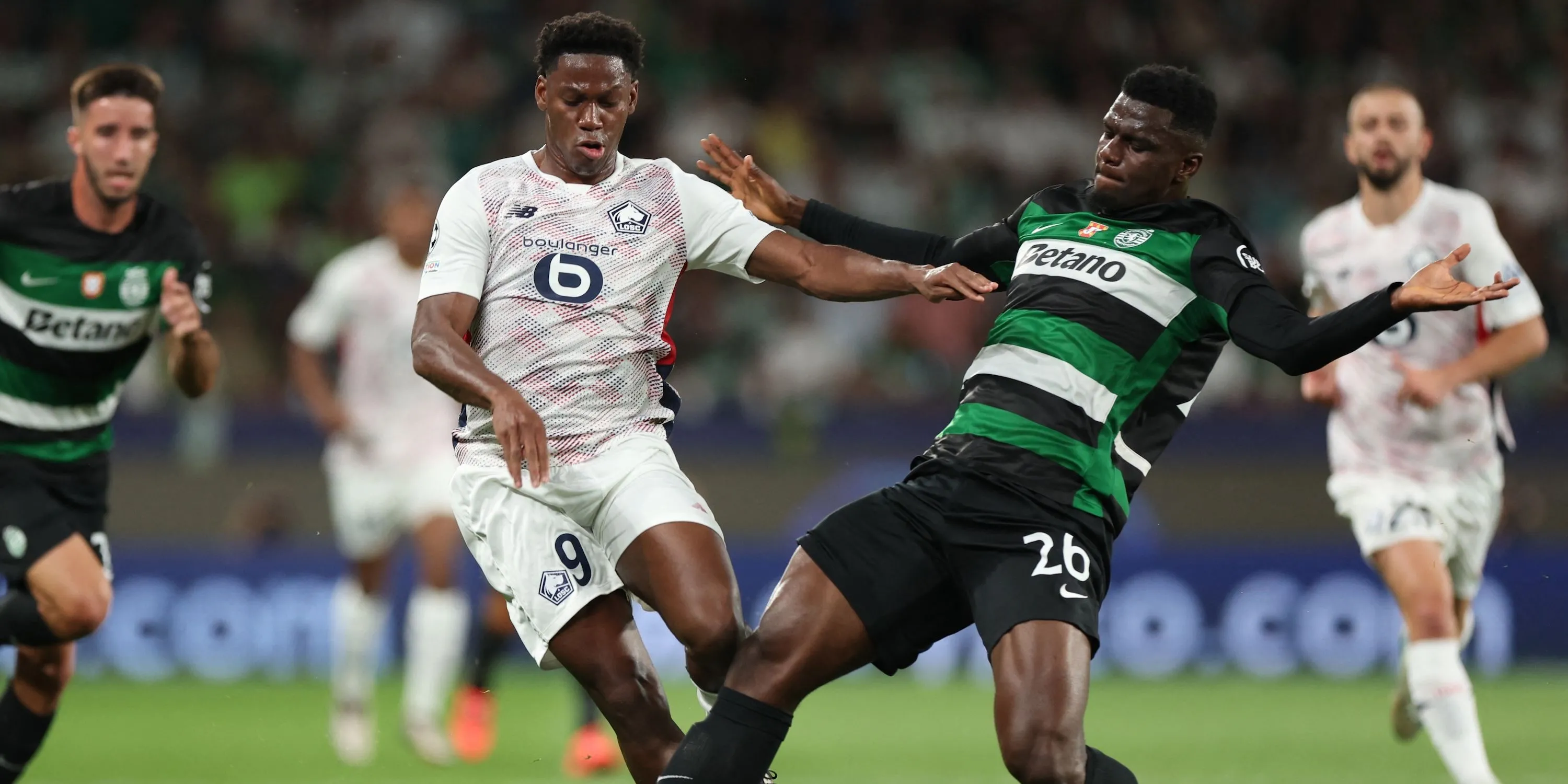 Ousmane Diomande (Sporting CP) tranh chấp bóng quyết liệt trong trận đấu