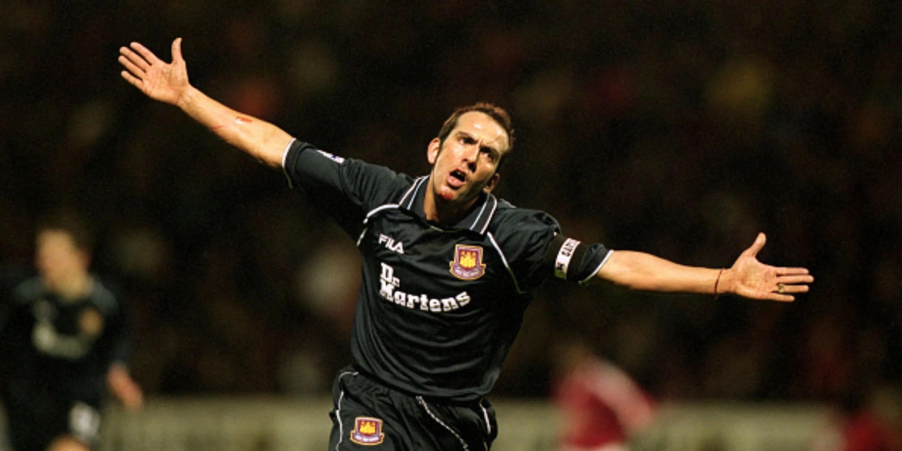 Paolo Di Canio ăn mừng bàn thắng trong màu áo West Ham