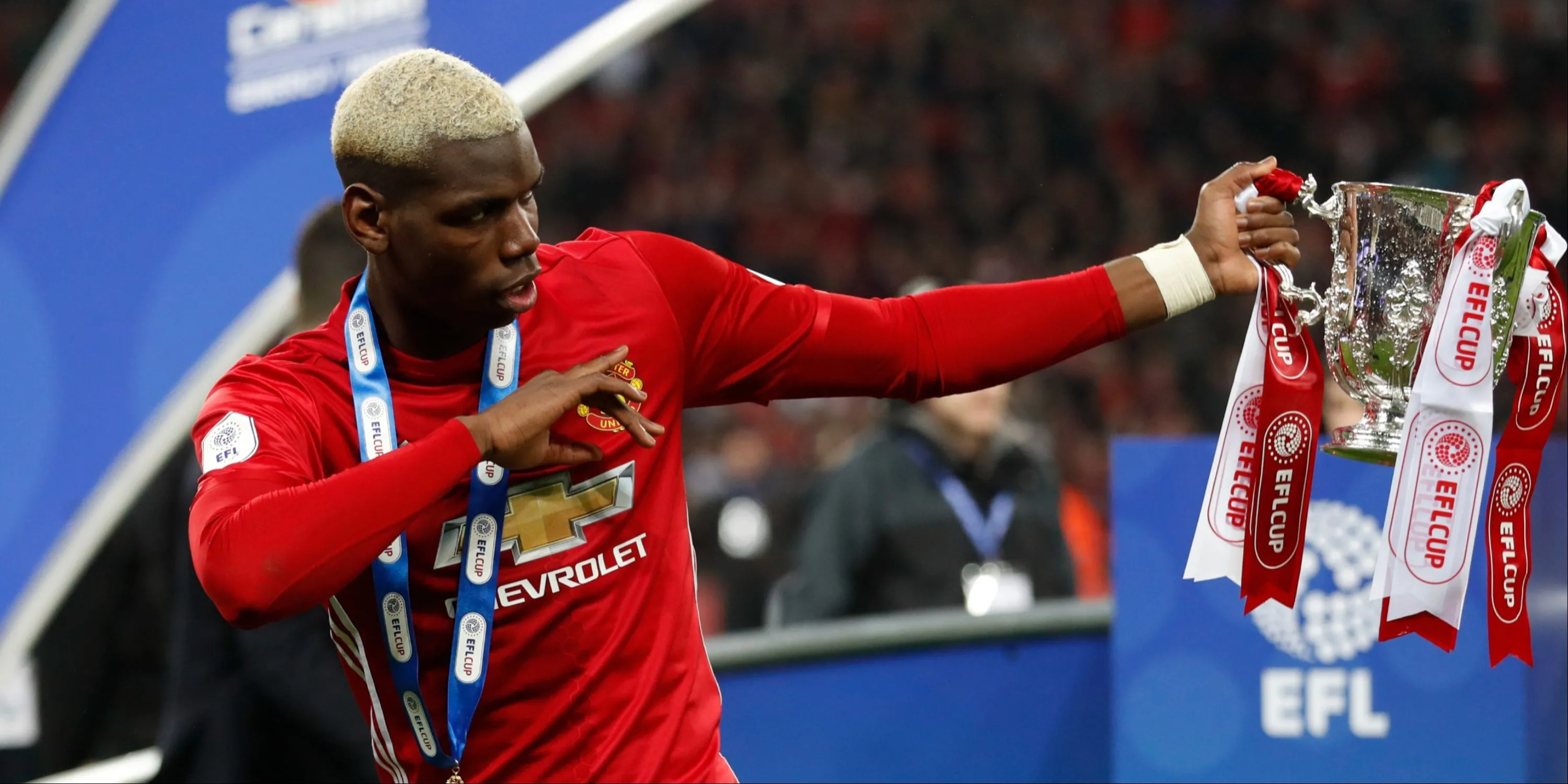 Paul Pogba trong màu áo Manchester United thể hiện sức mạnh và kỹ thuật