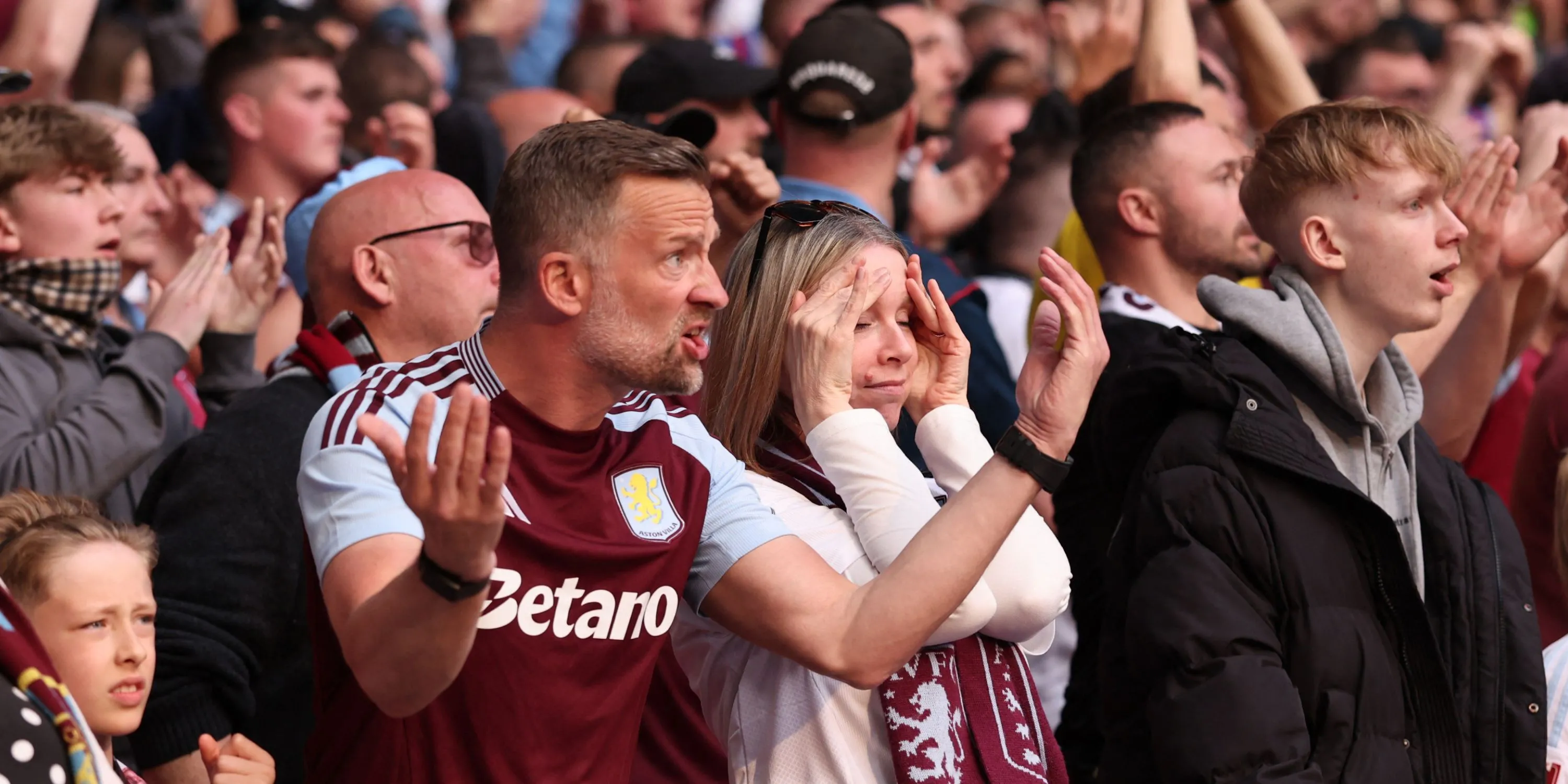 Phản ứng của người hâm mộ Aston Villa trên mạng xã hội về việc thay đổi lịch thi đấu