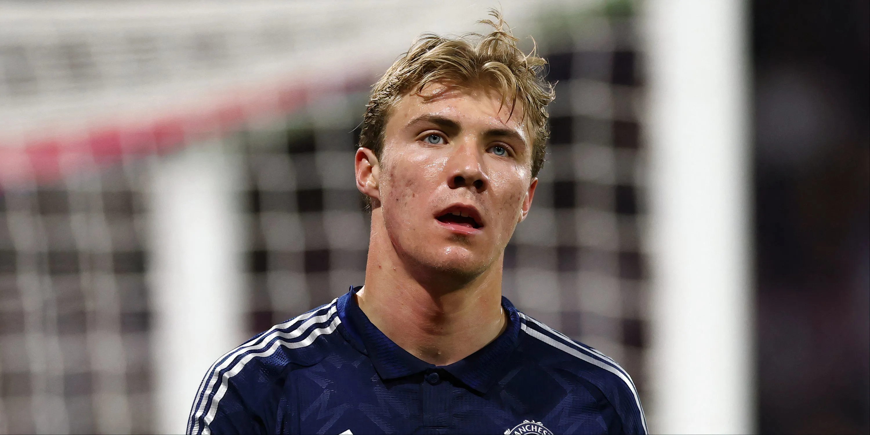 Rasmus Hojlund thi đấu cho Man Utd trong trận gặp Lyon