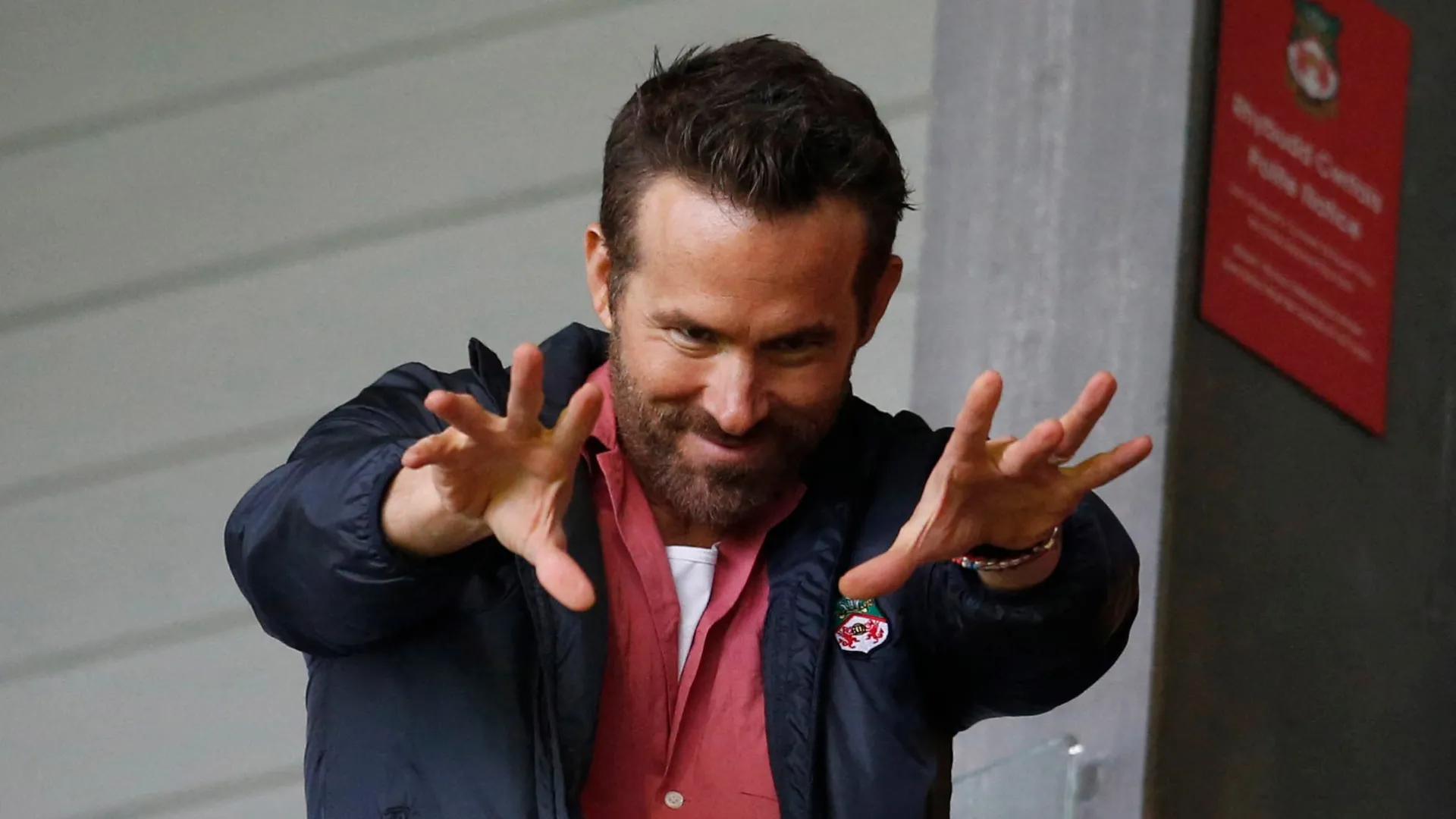Ryan Reynolds, đồng sở hữu CLB Wrexham, tươi cười trong một sự kiện của đội bóng.