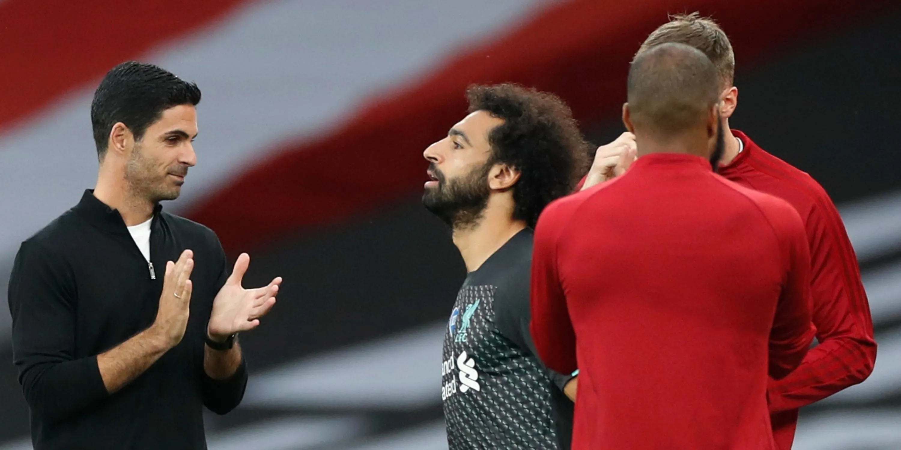 Salah và Arteta trong một nghi thức hàng rào danh dự quá khứ giữa Liverpool và Arsenal