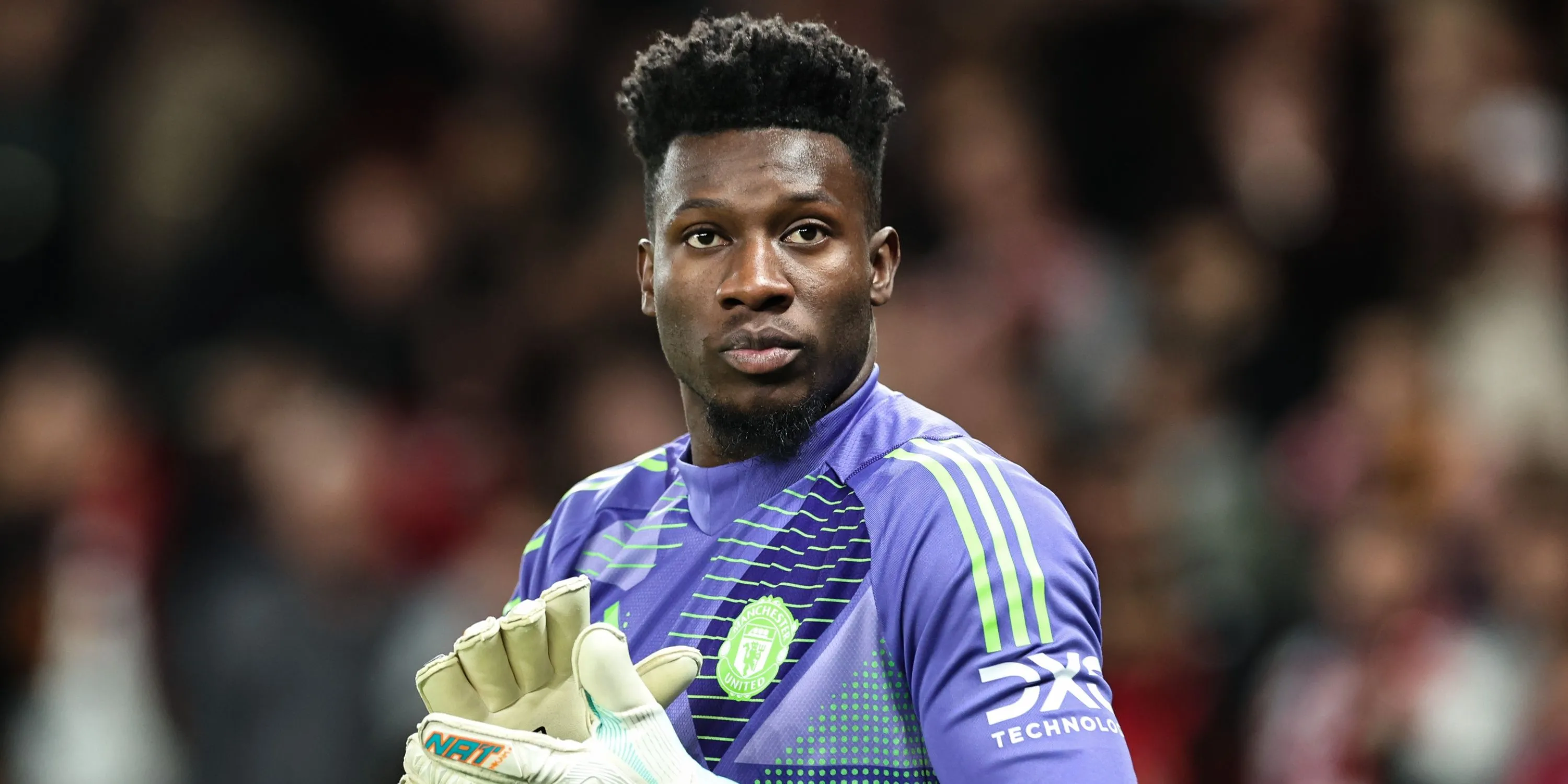 Thủ môn Andre Onana của Man United trong một pha bắt bóng ở trận đấu với Lyon