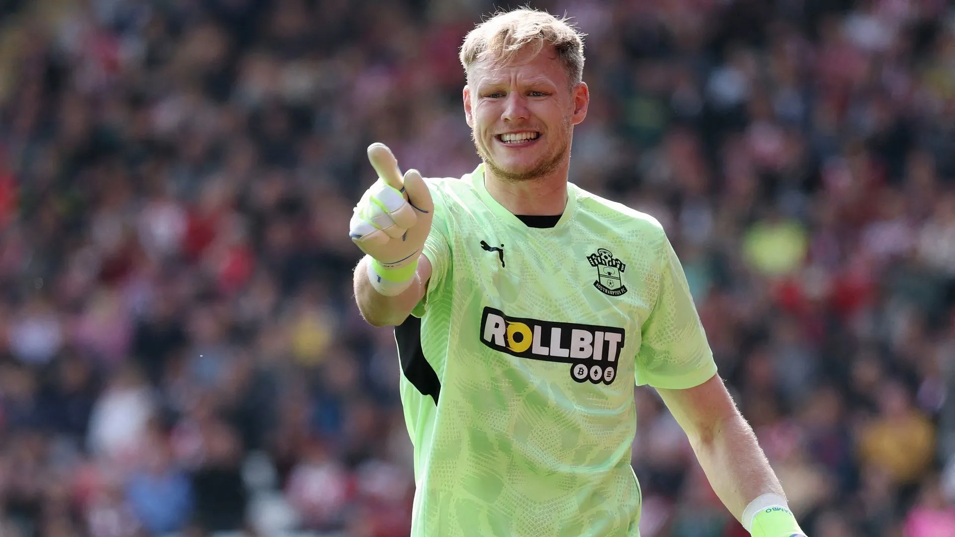 Thủ thành Aaron Ramsdale của Southampton trong một pha bắt bóng