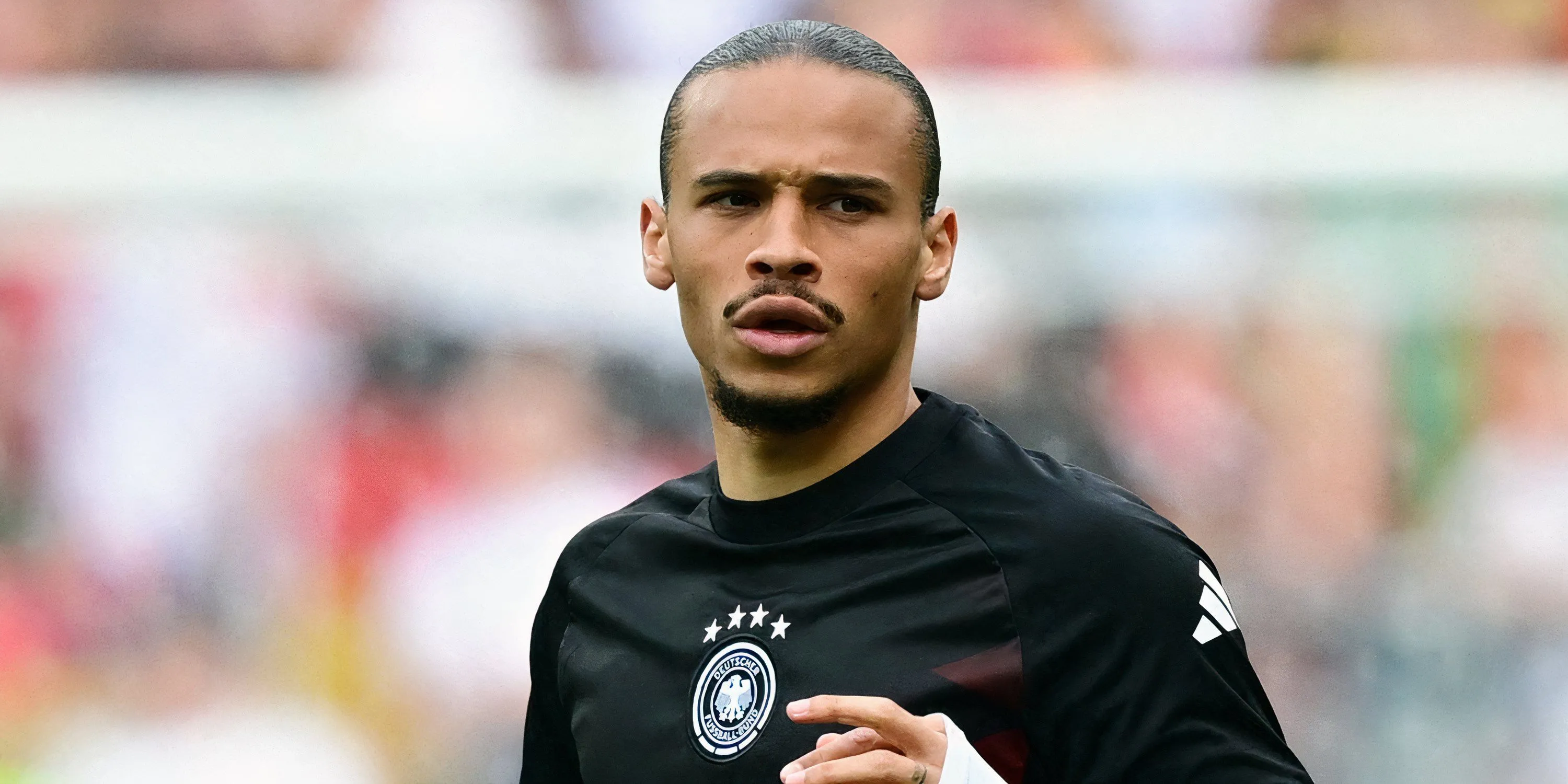 Tiền đạo cánh Leroy Sane của Bayern Munich và ĐT Đức khởi động trước trận đấu.