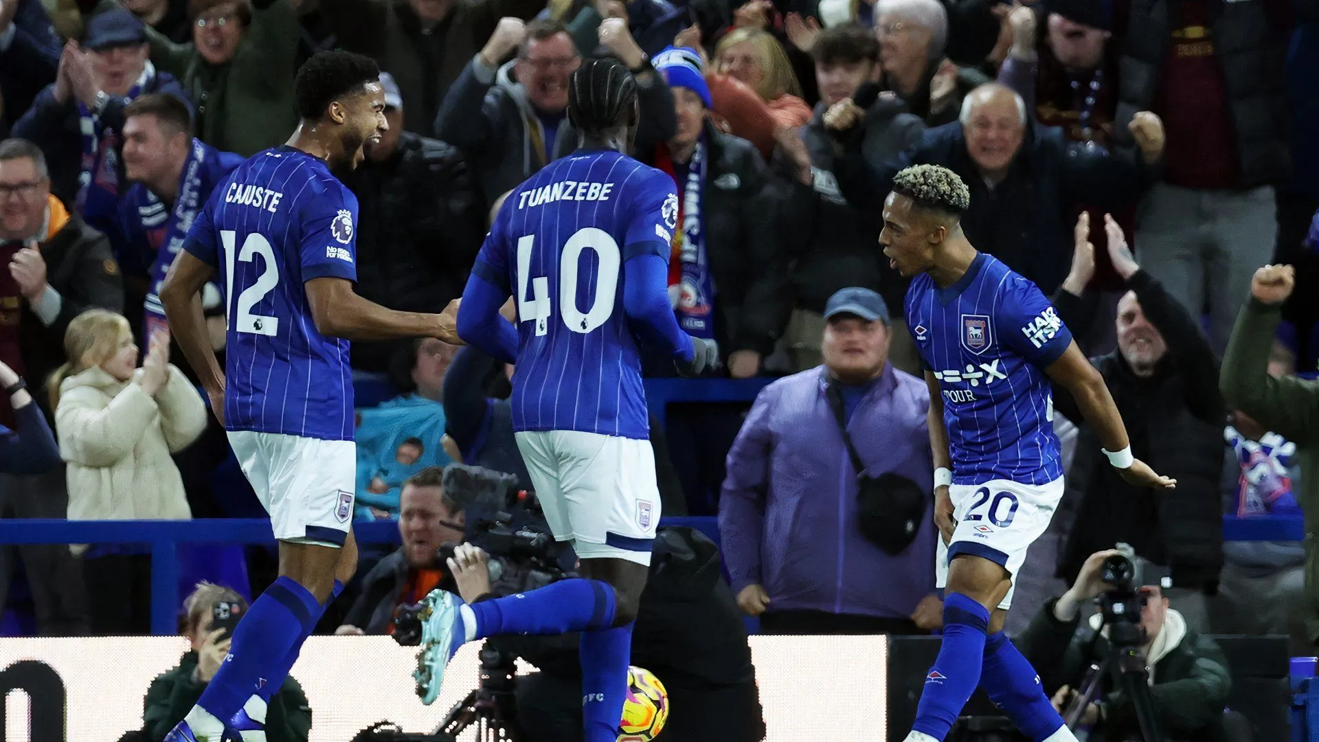 Tiền vệ Omari Hutchinson của Ipswich Town ăn mừng bàn thắng vào lưới Manchester United