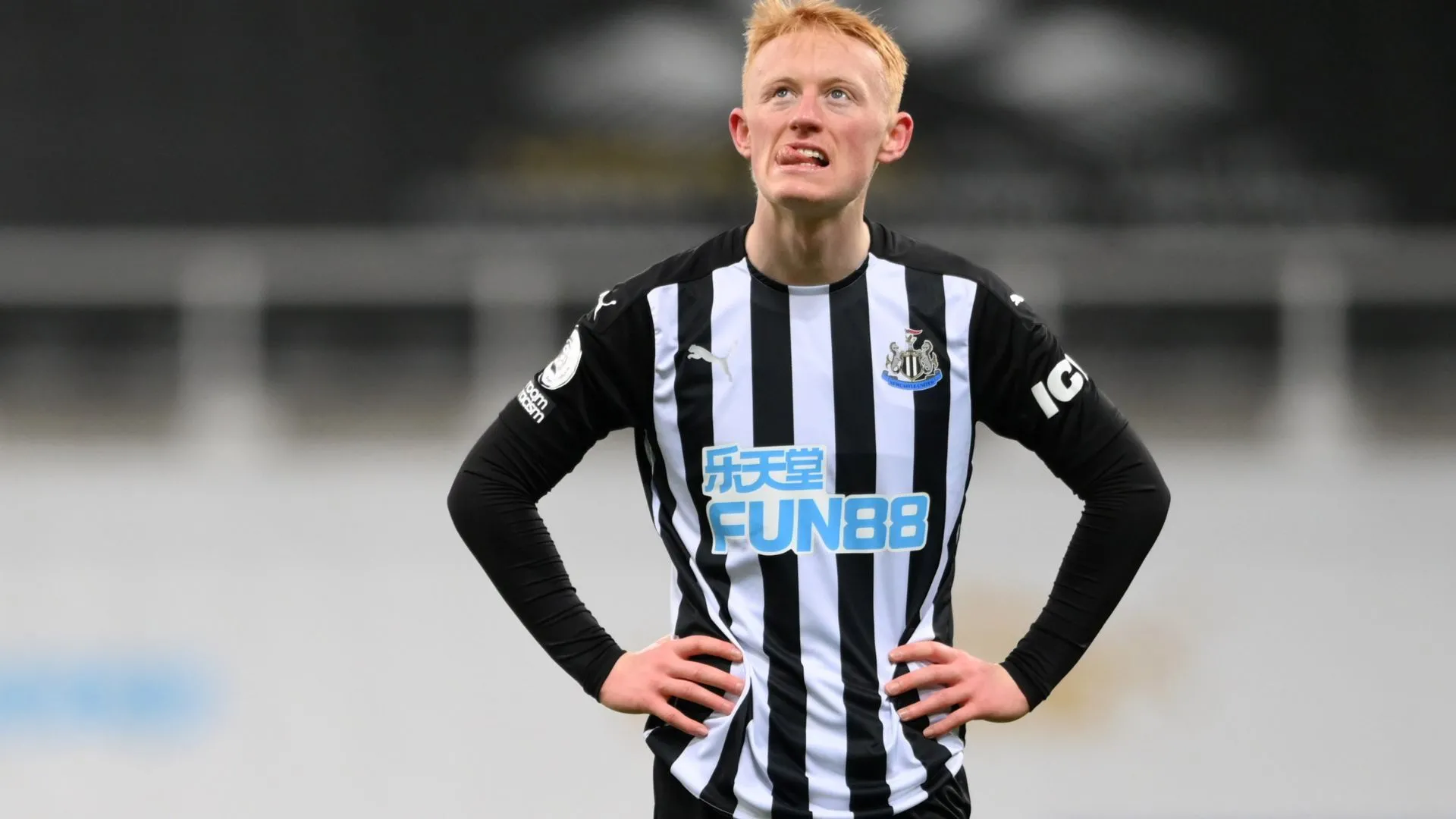 Tiền vệ Sean Longstaff thể hiện kinh nghiệm thi đấu tại Premier League cho Newcastle