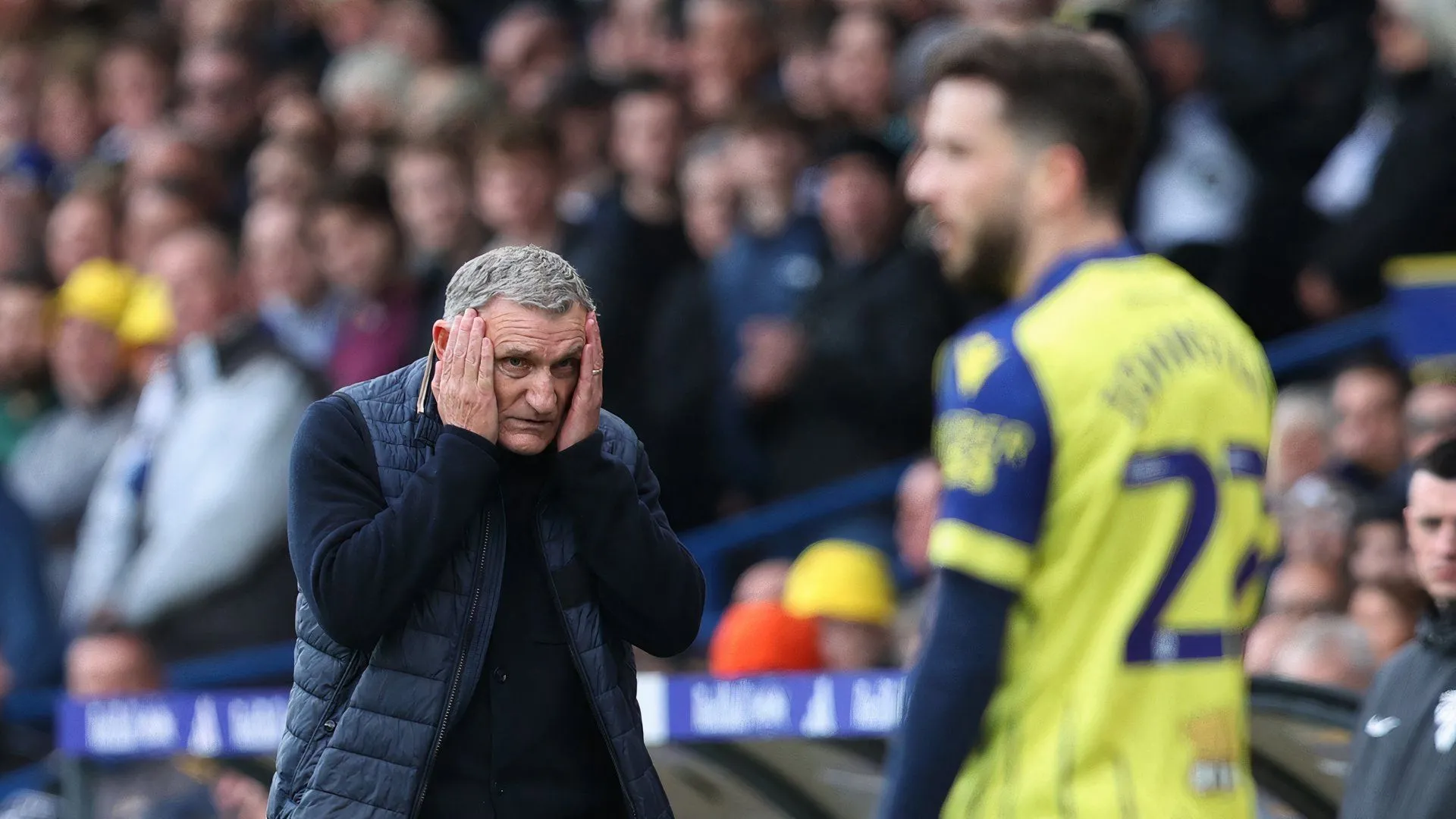 Tony Mowbray trên sân Elland Road khi còn là HLV trưởng West Brom, trước khi chia tay CLB